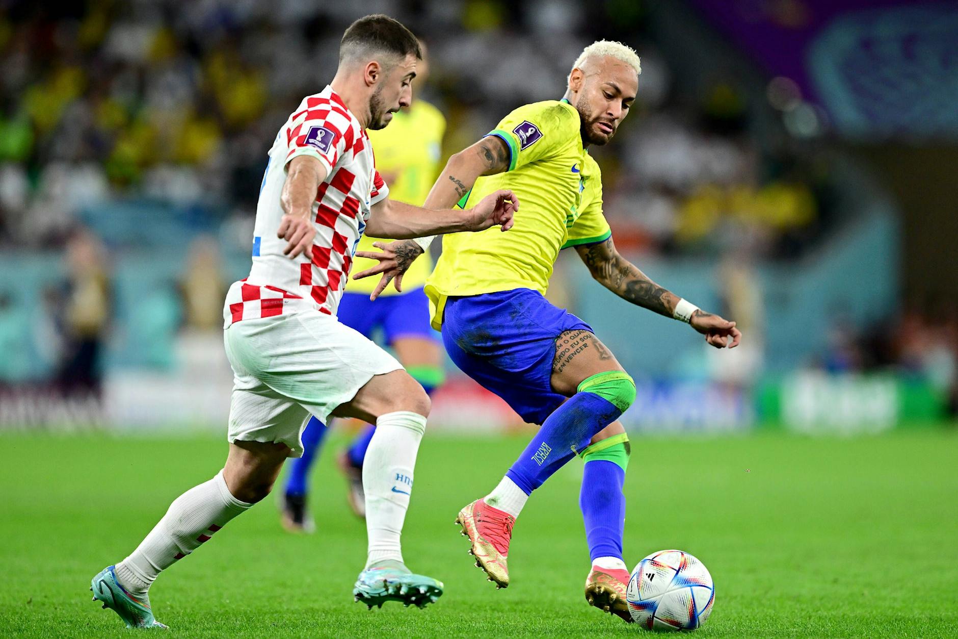 Josip Juranovic (l.) kegelte bei der WM 2022 mit Kroatien Brasilien um Superstar Neymar (r.) raus.