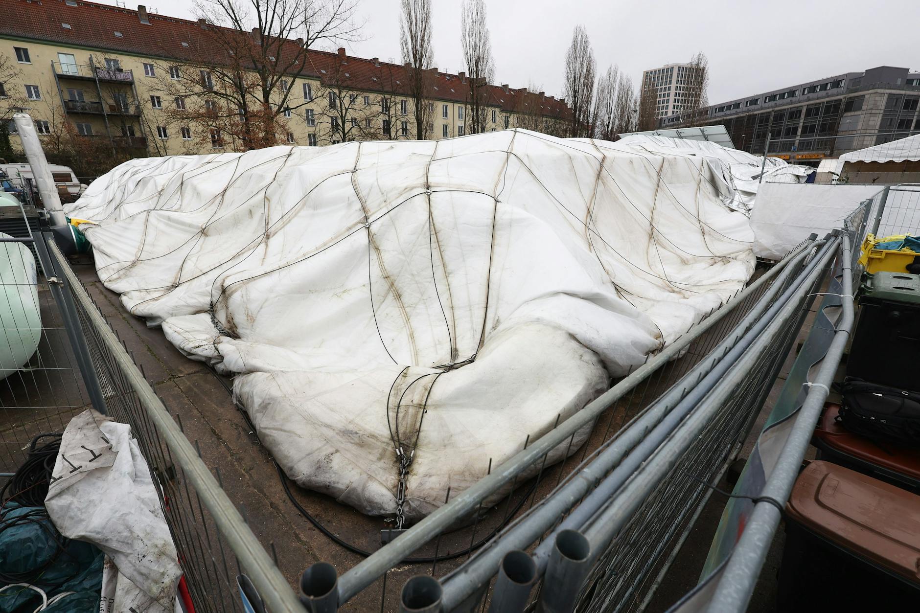 Die Zelthalle „Am Containerbahnhof“ in Lichtenberg ist nach einem technischen Defekt in sich zusammengefallen. Die Halle, die als Unterkunft für Obdachlose dient, musste geräumt werden. 