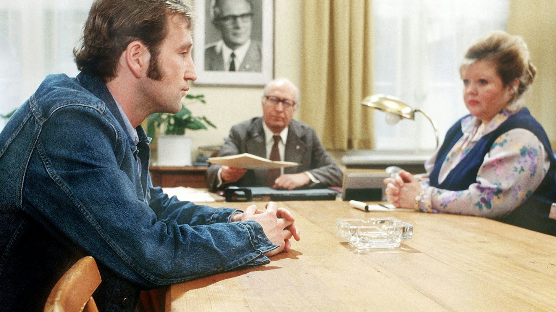 Kollege Peter Lohmeyer kommt in den Tagebüchern nicht gut weg: Der Schauspieler war als Manfred Krug in dem ARD-Film„ Abgehauen“" (1998) zu sehen.