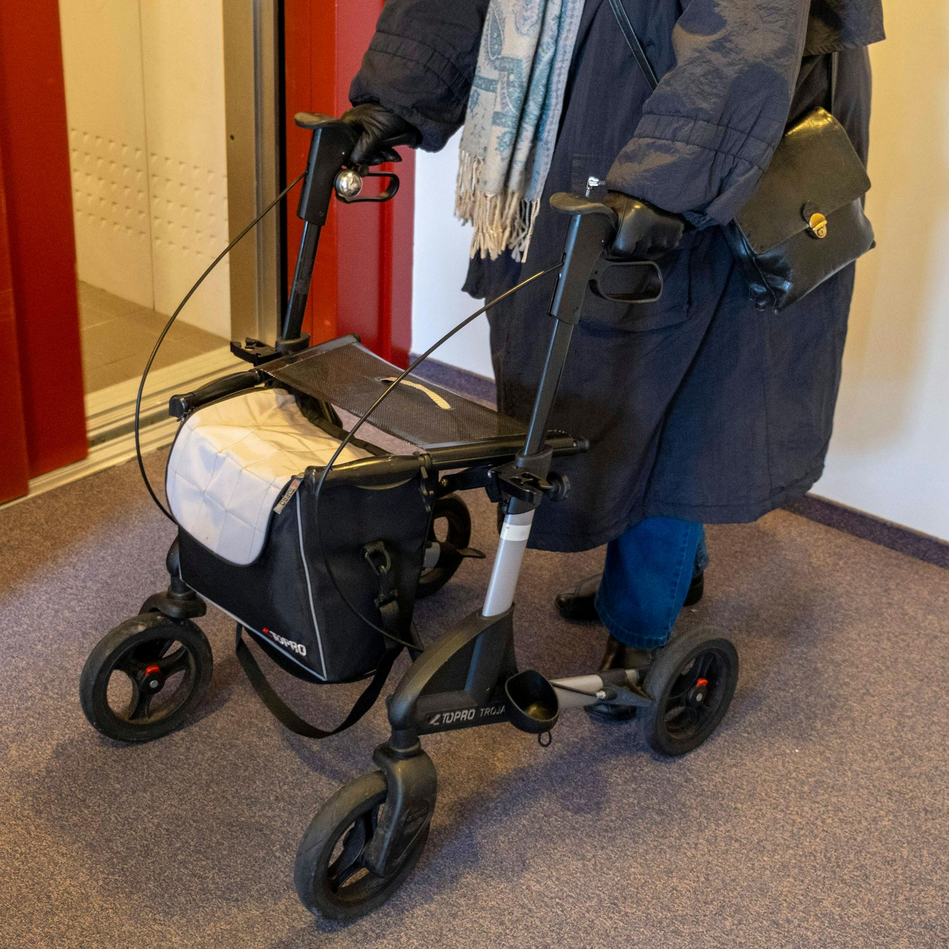 Gehhilfen, wie ein Rollator, dürfen grundsätzlich im Hausflur abgestellt werden.