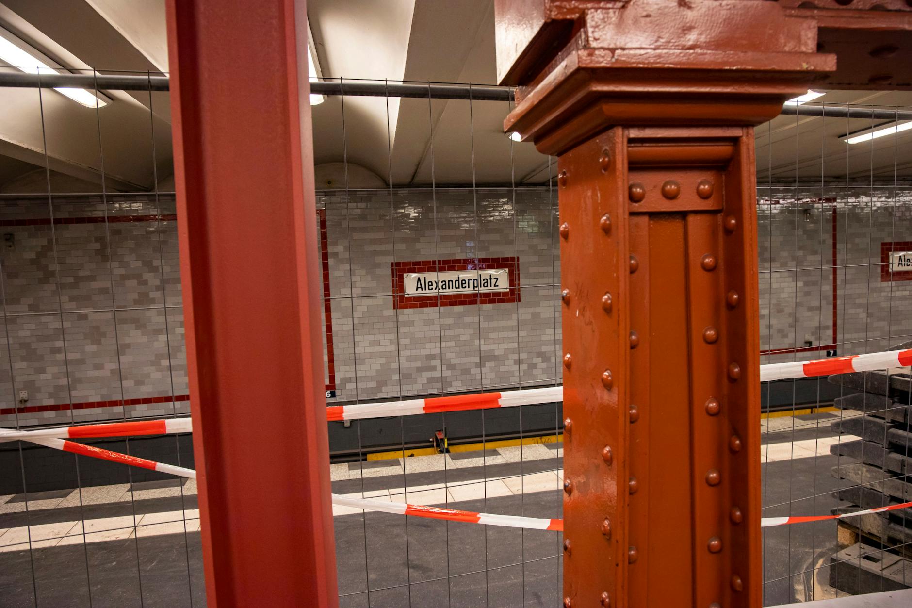 Kein Zutritt: der abgesperrte Bereich im Bahnhof der U2 unter dem Alexanderplatz.