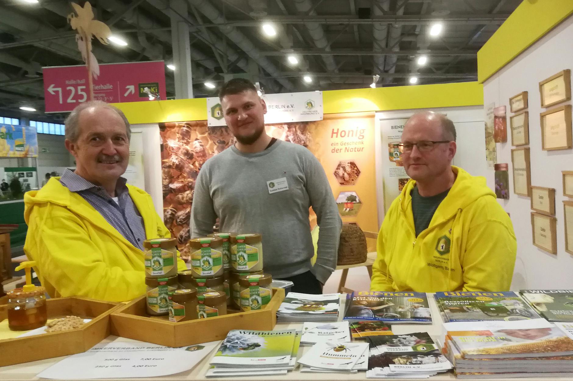 Thomas Wurlich (left) and Wolfgang Baum rely on classic beekeeping methods.