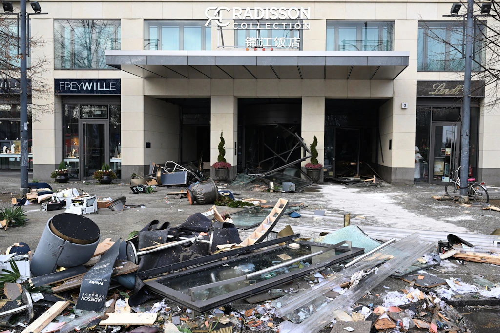 Aquarium: Teile des zerstörten Zylinders aus Hotel entfernt