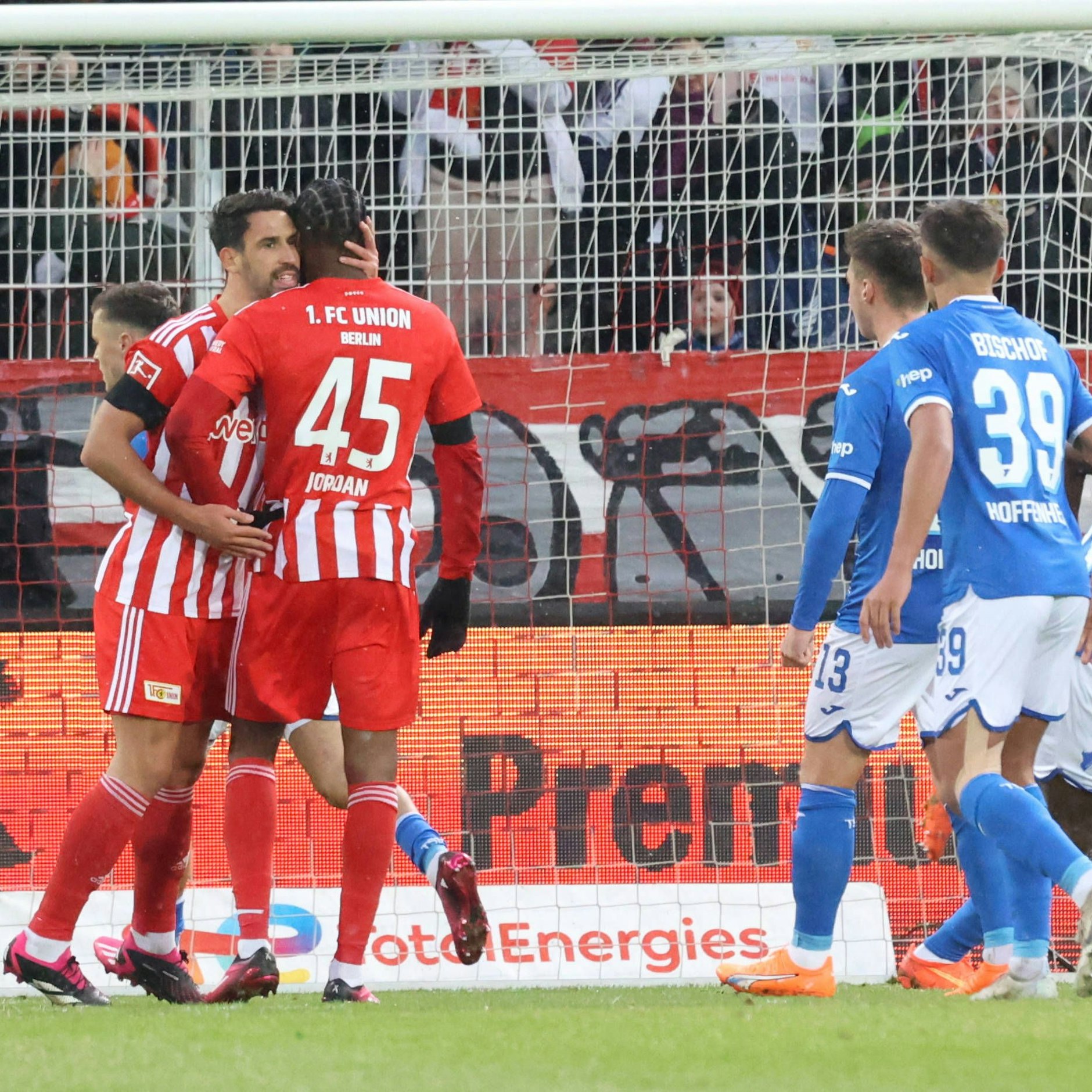 Rani Khedira spendet Jordan Siebatcheu nach dem verschossenen Elfmeter Trost.