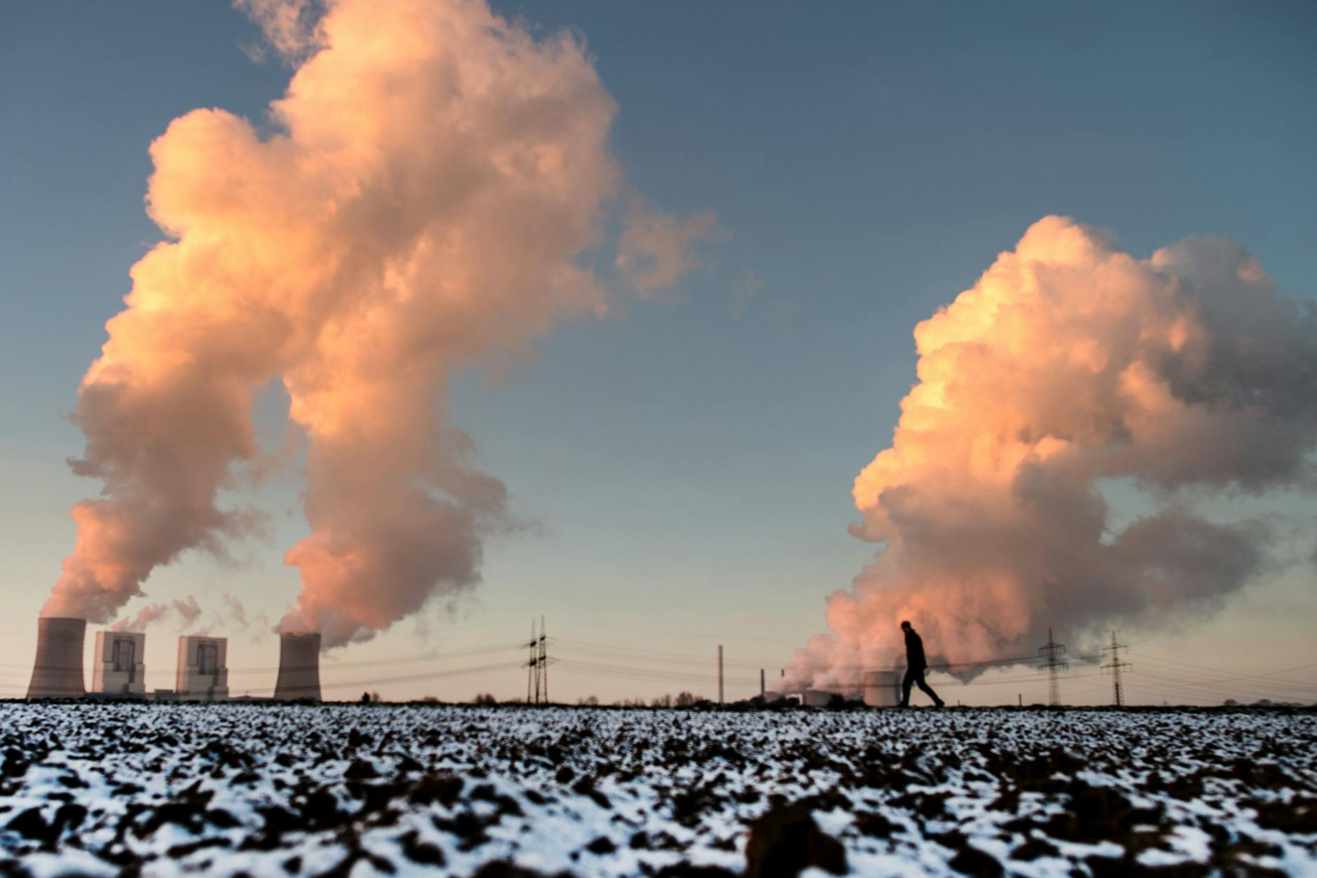 Braunkohlekraftwerk Neurath im <a href="https://de.wikipedia.org/wiki/Grevenbroich">Grevenbroich</a>, Nordrhein-Westfalen, bekannt als Deutschlands größtes Kohlekraftwerk.