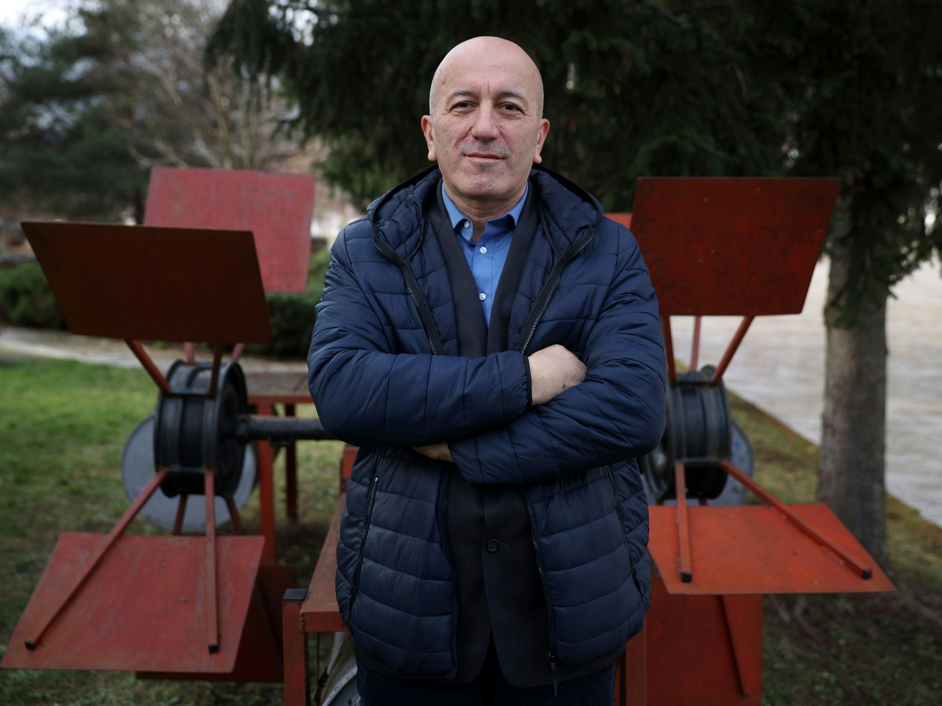 Edin Culov, Gouverneur der Region Gorazde, vor dem Miniatur-Wasserkraftwerk.