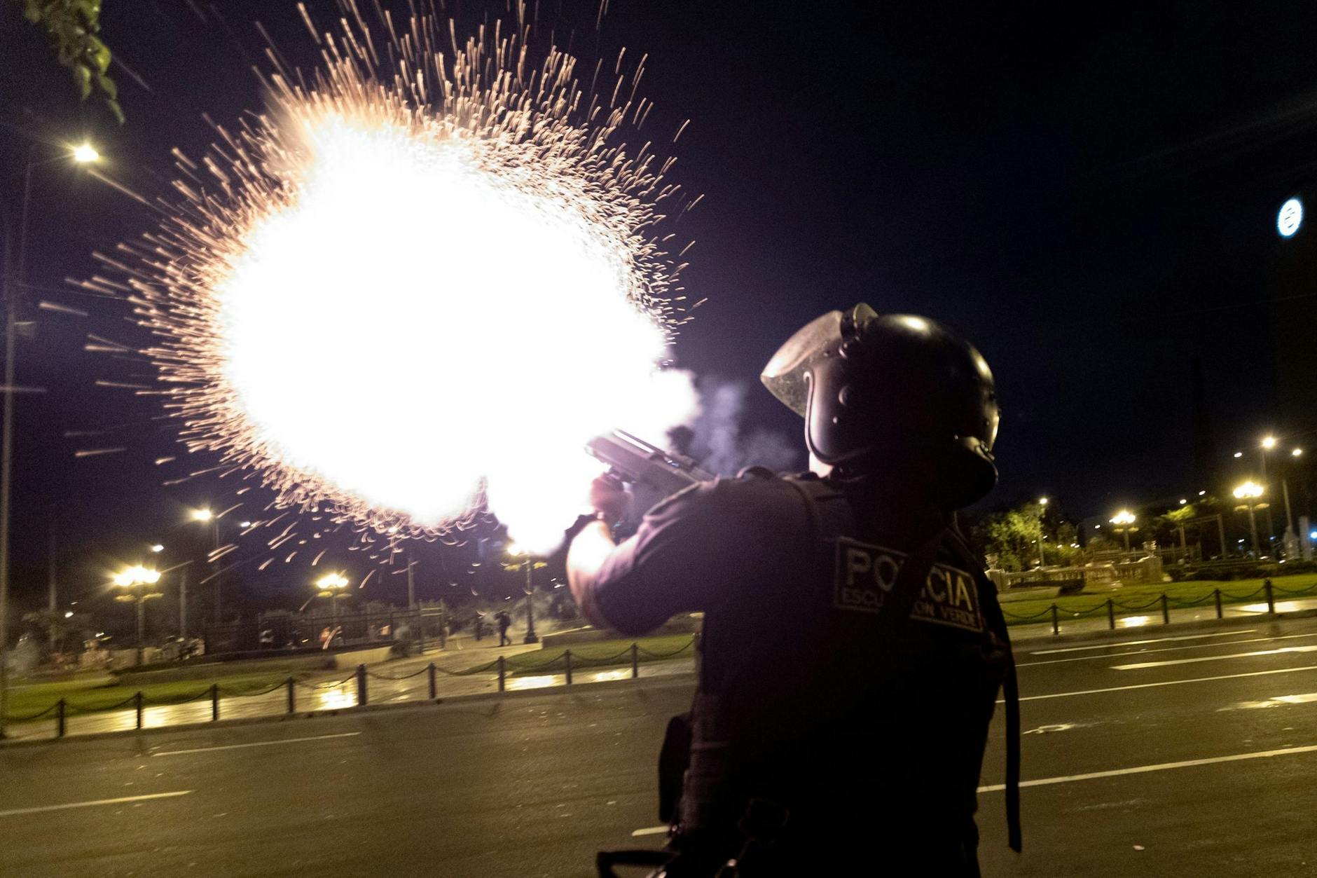 dpatopbilder - Die Polizei setzt Tränengas während einer Demonstration ein.