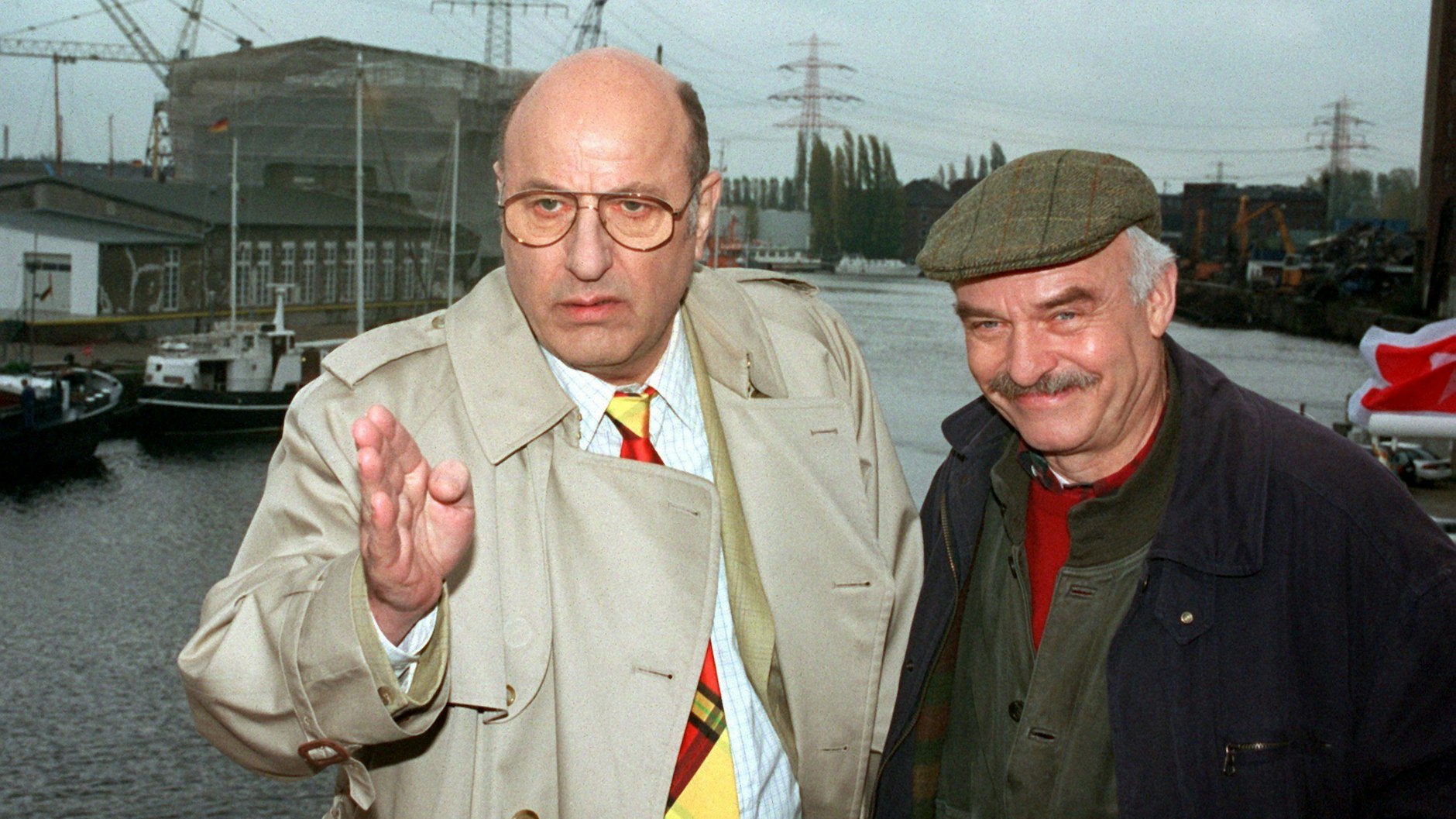 Manfred Krug als Kommissar Stoever) und Charles Brauer als Kommissar Brockmöller) in einer Tatort-Folge