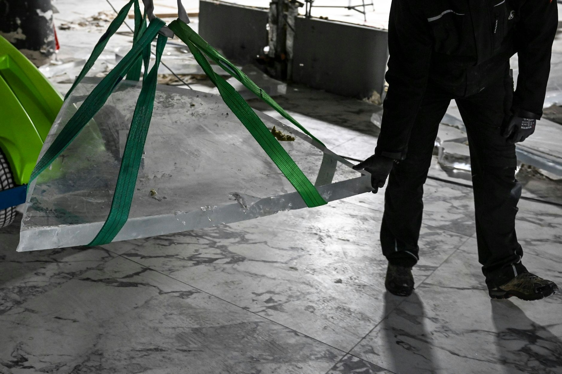 Die Aufräumarbeiten in der Hotellobby schreiten fort.  