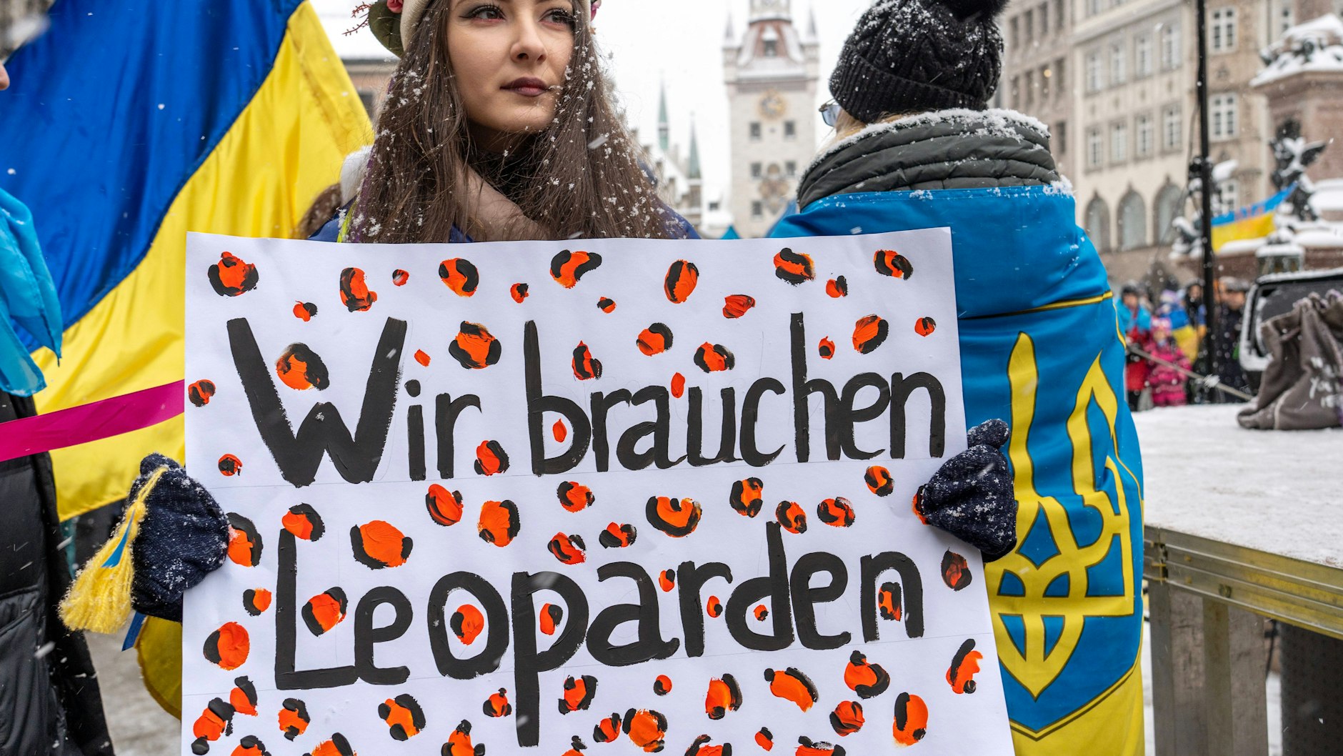 In München demonstrierten Ukrainer im Schneetreiben für die Lieferung von Kampfpanzern an ihr Heimatland.
