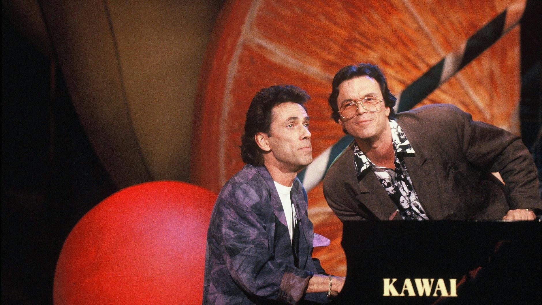 Hugo Egon Balder und Wolfgang Lippert singen gemeinsam den Song „Erna kommt“ in einer TV-Show (1990).