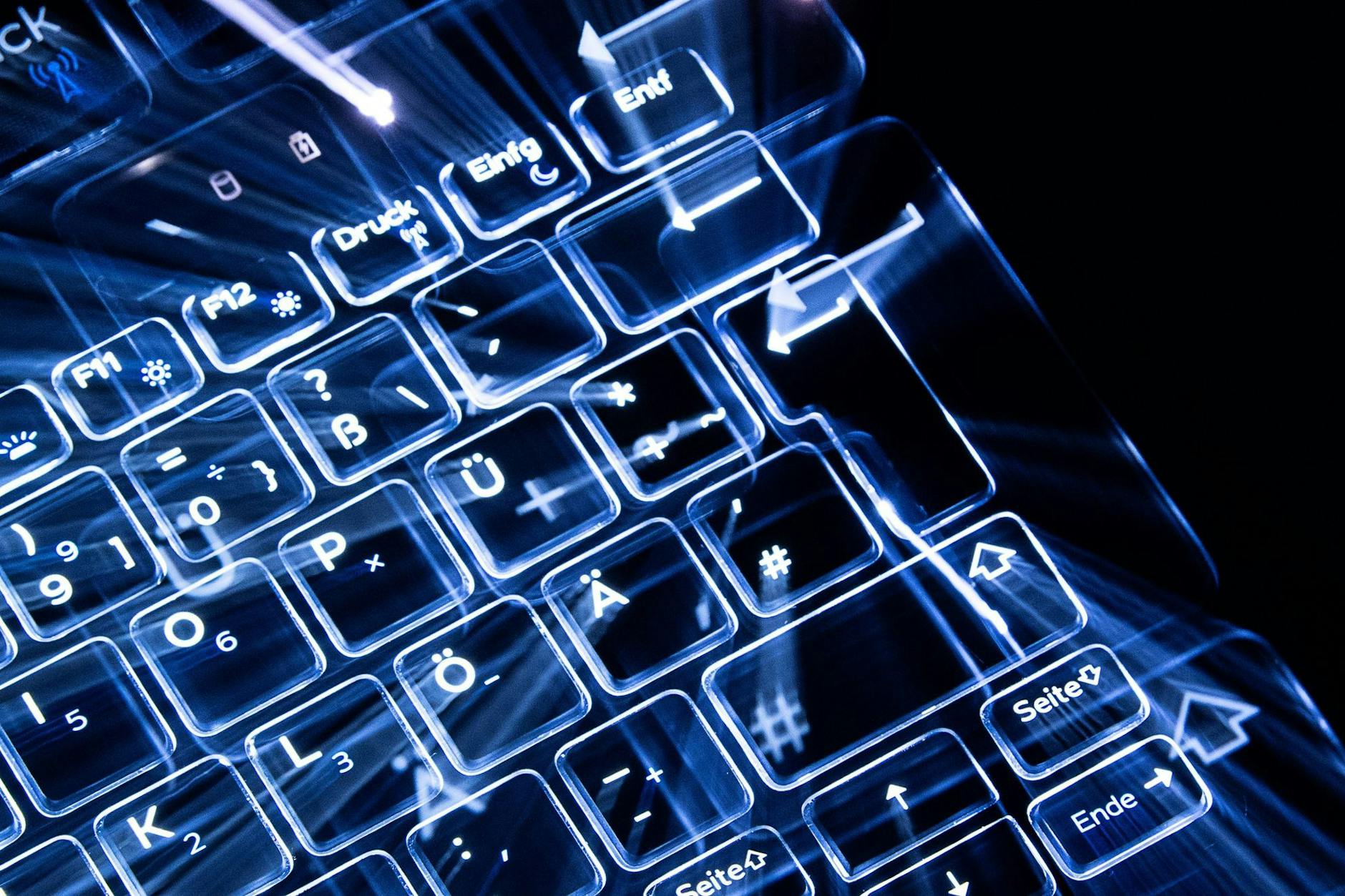 Eine beleuchtete Tastatur: Die Potsdamer Stadtverwaltung hat die Systeme wieder hochgefahren.