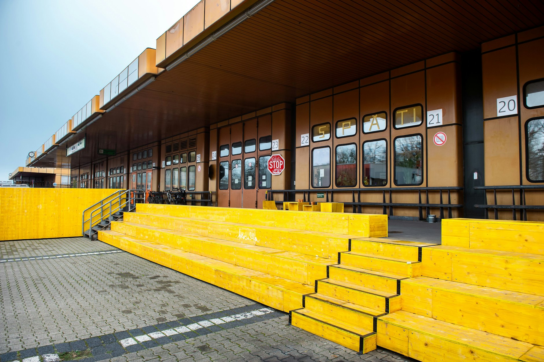 TXL, der ehemalige Flughafen Tegel, ist heute ein Lost Place, der seine wuseligen Zeiten längst hinter sich hat und nun verharrt zwischen leise gewordenem Abgesang und großen Entwürfen für einen Aufbruch.