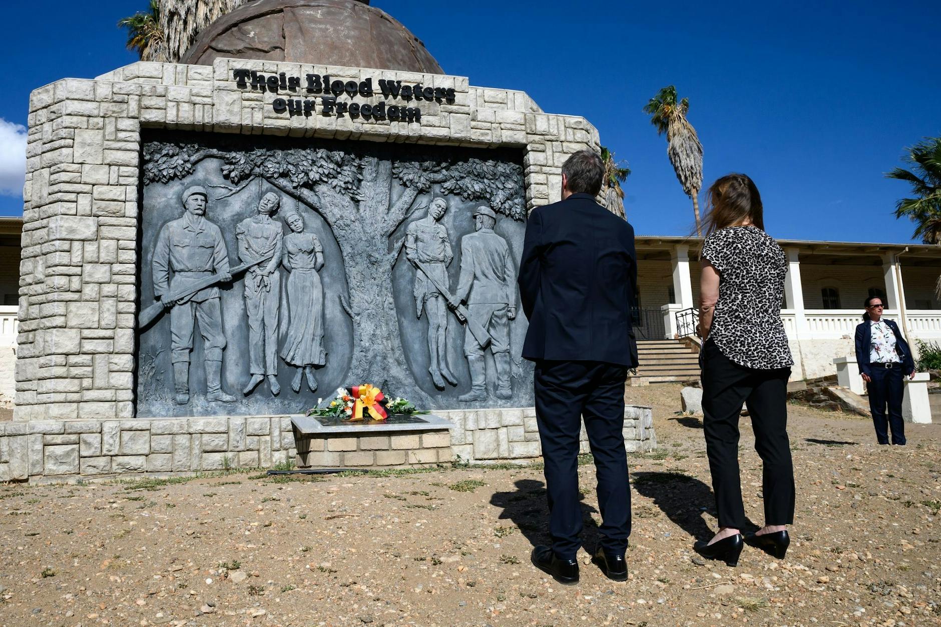 Wirtschaftsminister Robert Habeck und Staatssekretärin Katja Keul am Gedenkmonument „Freiheitskampf“ in Namibia.