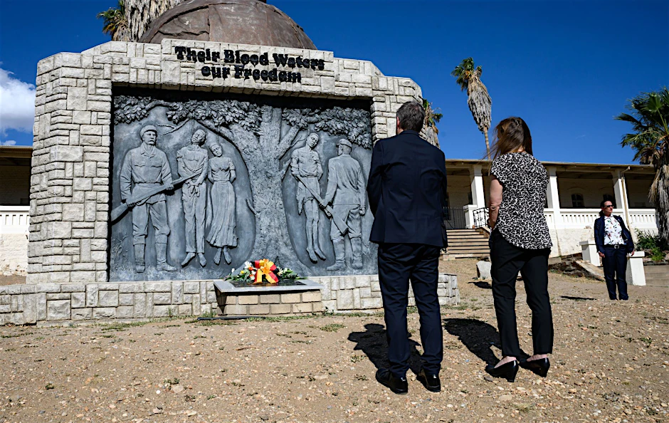 Wirtschaftsminister Robert Habeck und Staatssekretärin Katja Keul am Gedenkmonument „Freiheitskampf“ in Namibia.