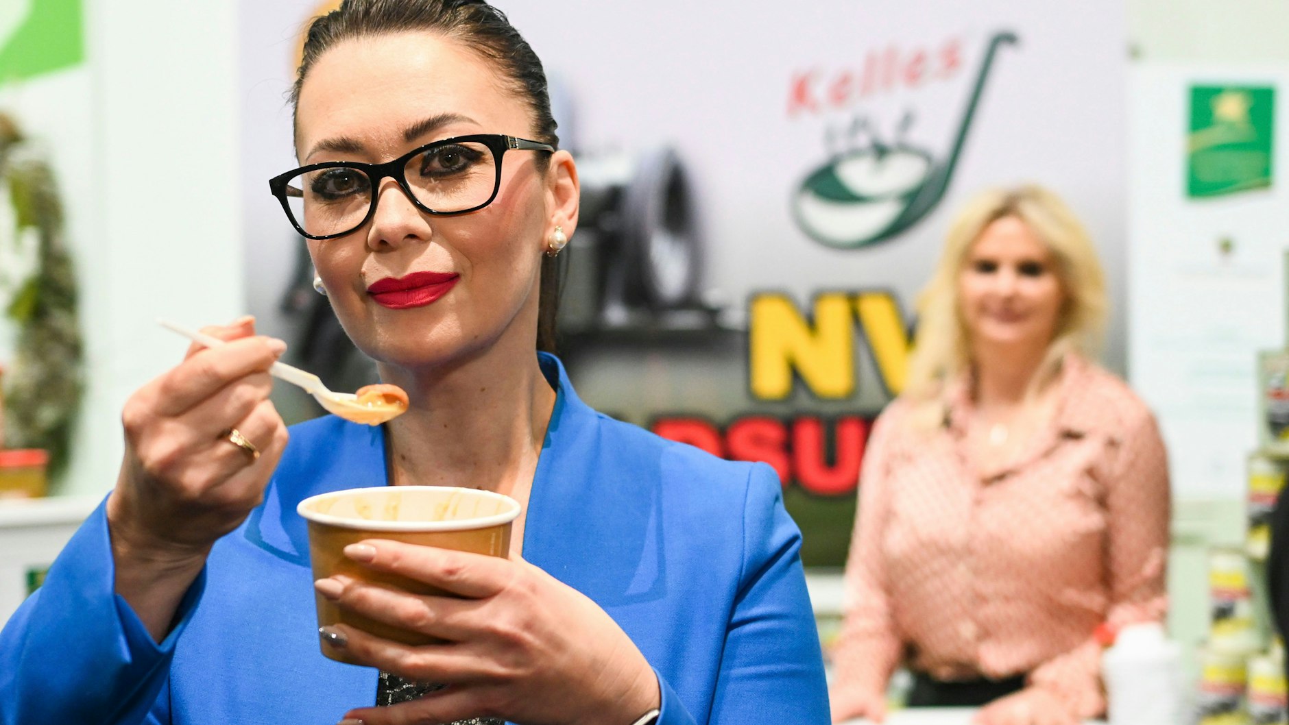 Das schmeckt: Kundin Arina Loskutov (43) findet die NVA-Suppe auf der Grünen Woche lecker.