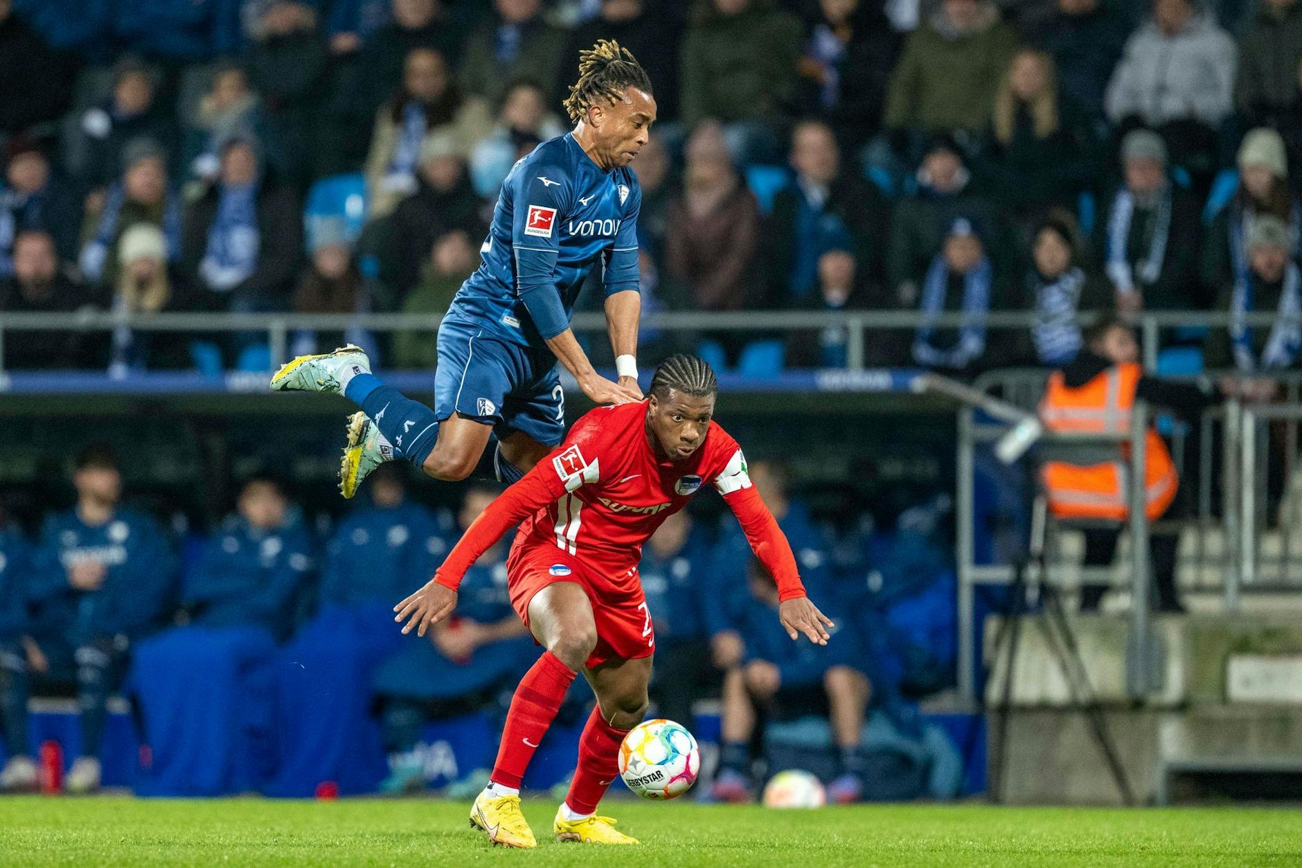 dpatopbilder - Bochums Pierre Kunde (l) und Berlins Jessic Ngankam kämpfen um den Ball.