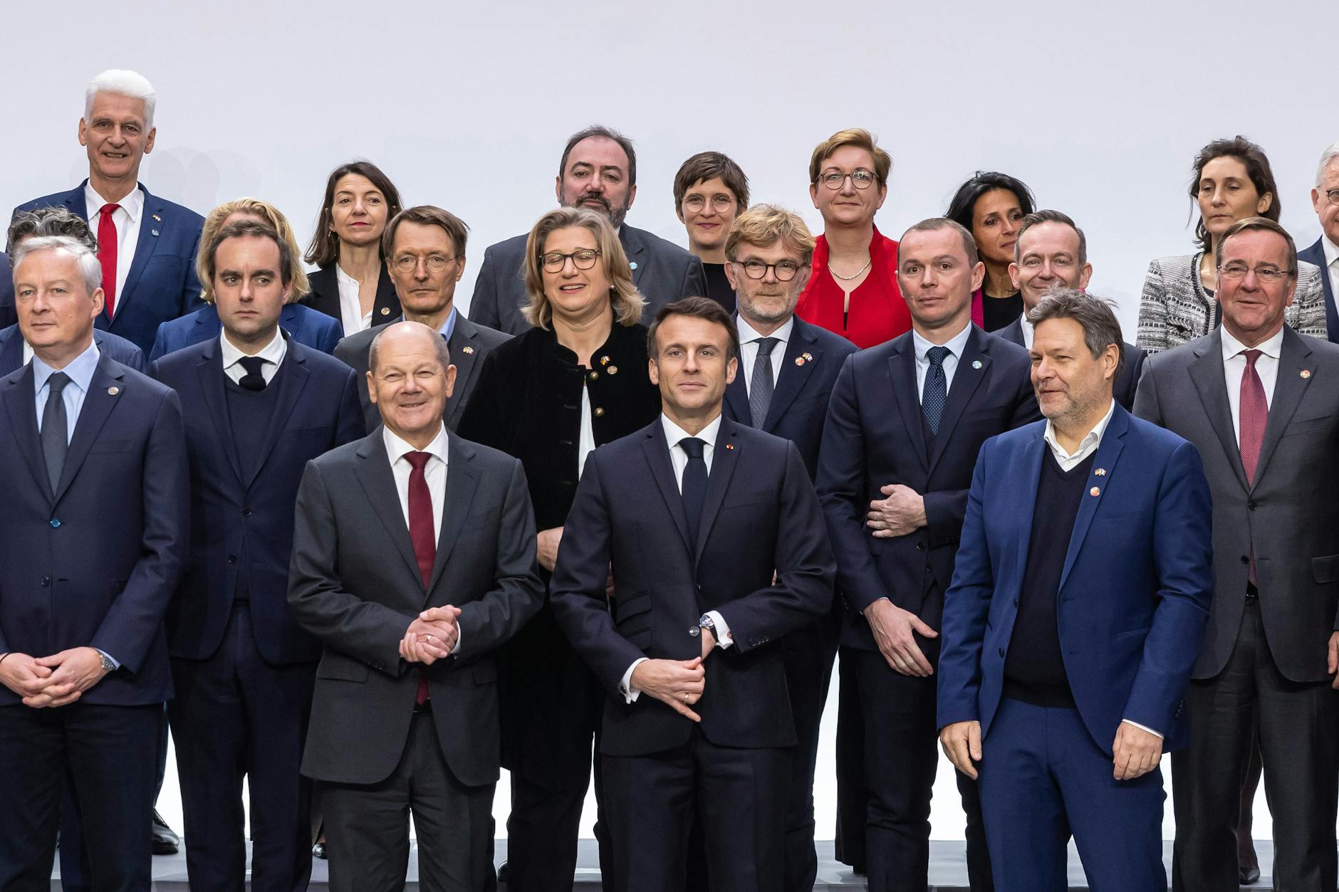 Suchbild aus dem Élysée-Palast: Einer fällt hier modisch aus der staatsmännischen Rolle.