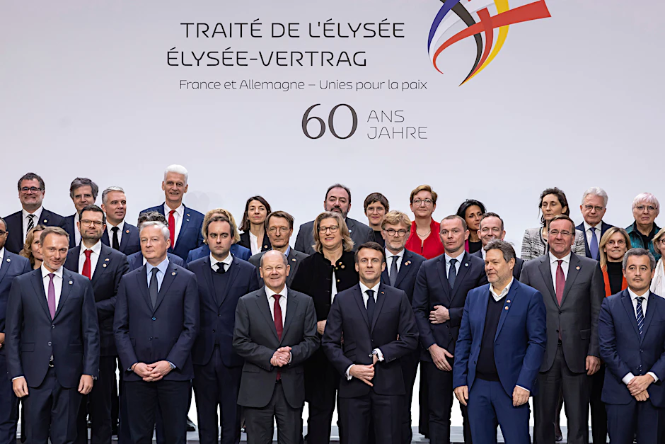 Suchbild aus dem Élysée-Palast: Einer fällt hier modisch aus der staatsmännischen Rolle.