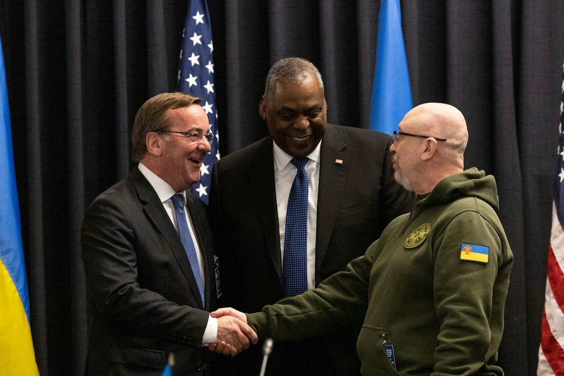 Verteidigungsminister Boris Pistorius (l.) mit seinem ukrainischen Kollegen Olexij Resnikow (r.) und dem amerikanischen Verteidigungsminister Lloyd Austin auf der Ukraine-Konferenz in Ramstein im Januar 2022