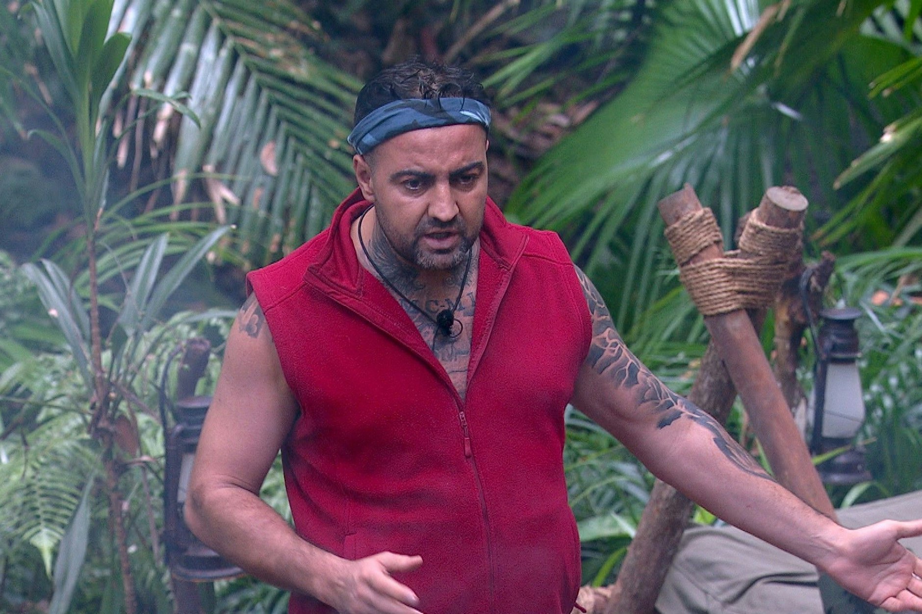 Cosimo Citiolo und Gigi beichten im Dschungelcamp ihr nächtliches Pizza-Gate und ernten großes und entrüstetes Unverständnis von den anderen.