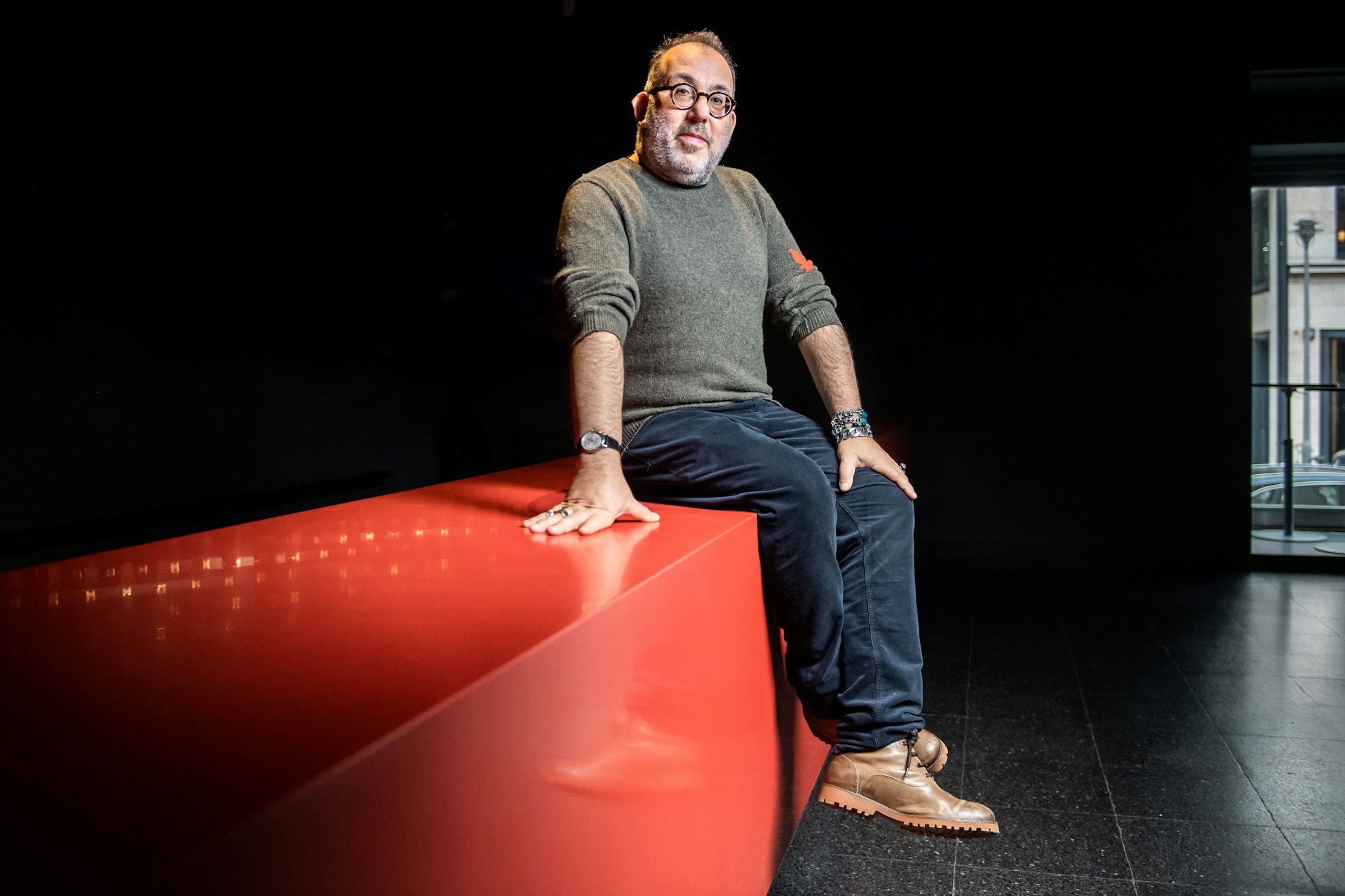 Der Regisseur Barrie Kosky in der Besucher-Garderobe der Komischen Oper