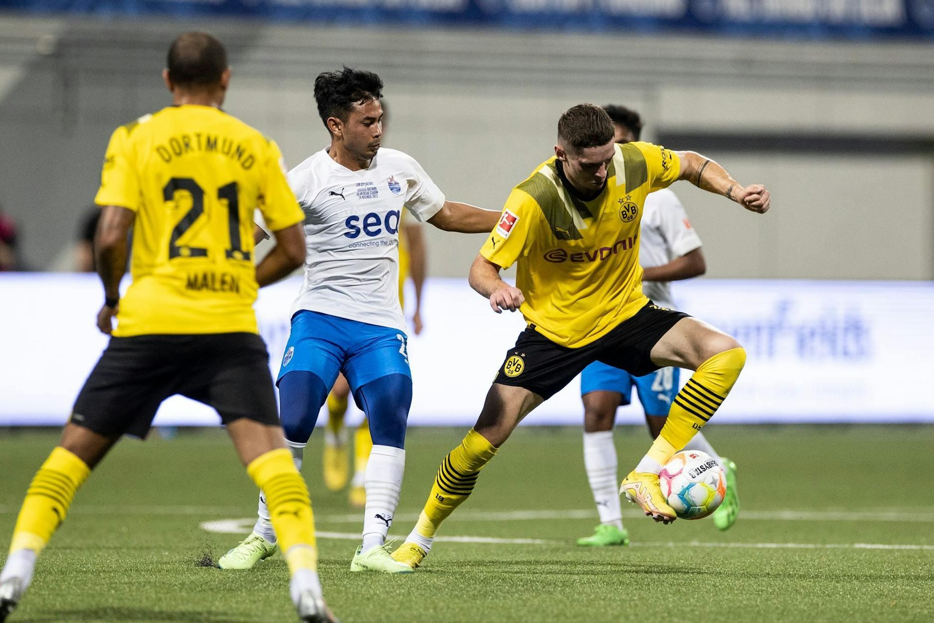 ARCHIV - Offensivspieler Moritz Broschinski (r) wechselt von der U23 von Borussia Dortmund zum VfL Bochum.