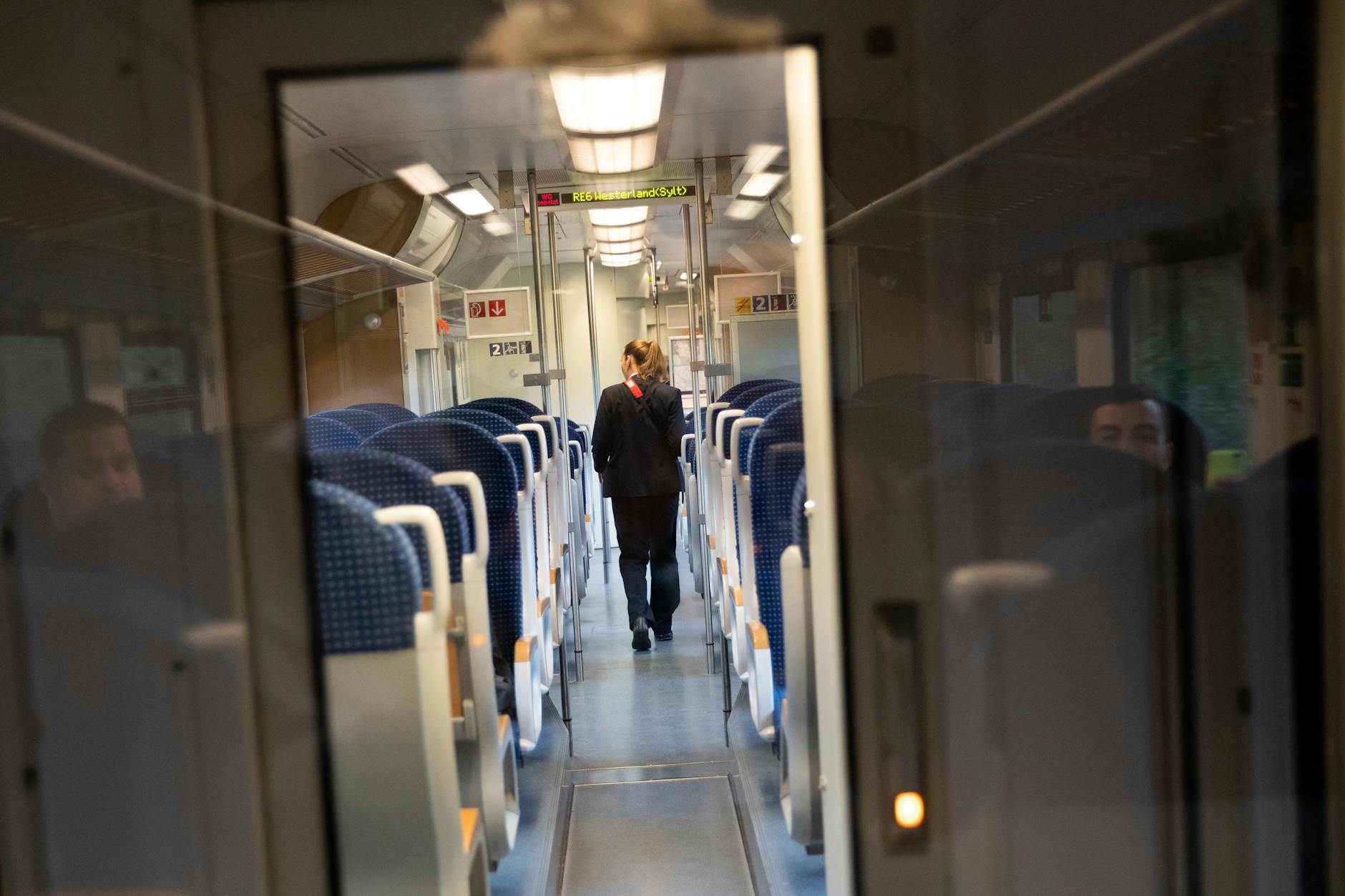 Eine Schaffnerin in einen Regionalzug. (Symbolbild)