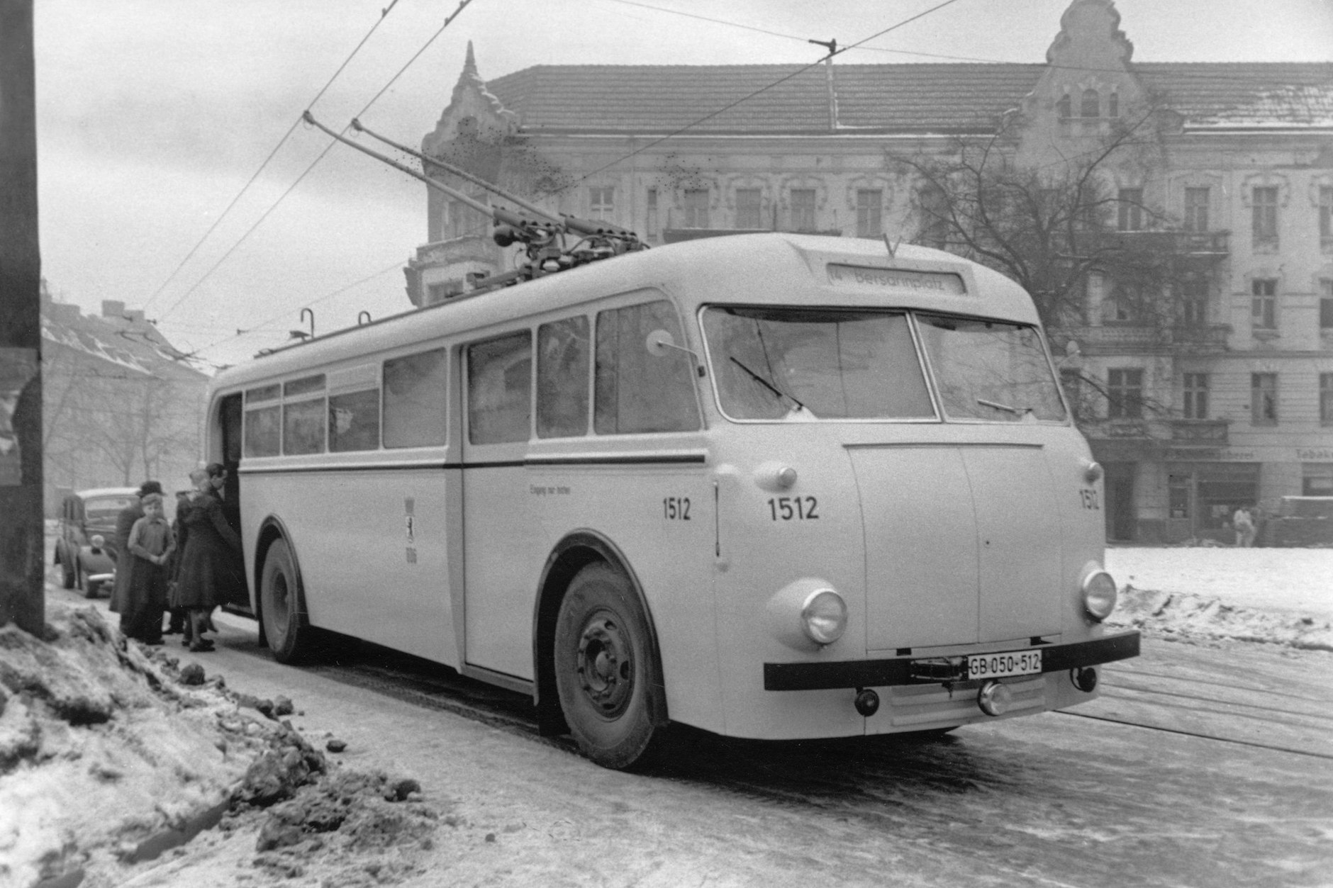 Ein Oberleitungsbus ist 1951 in Berlin, Hauptstadt der DDR, unterwegs.