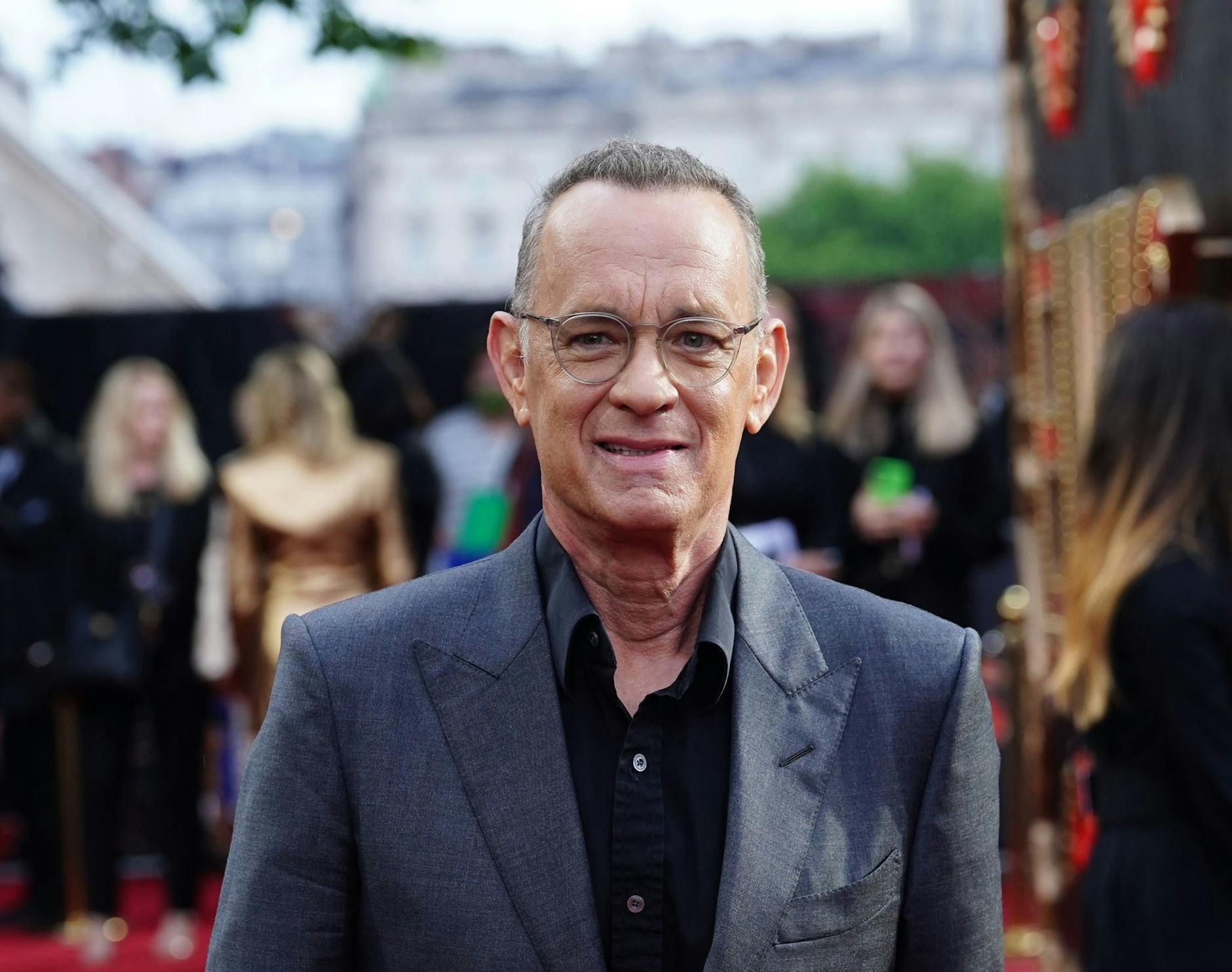 ARCHIV - Schauspieler Tom Hanks gibt sich bei Dreharbeiten sehr entspannt.