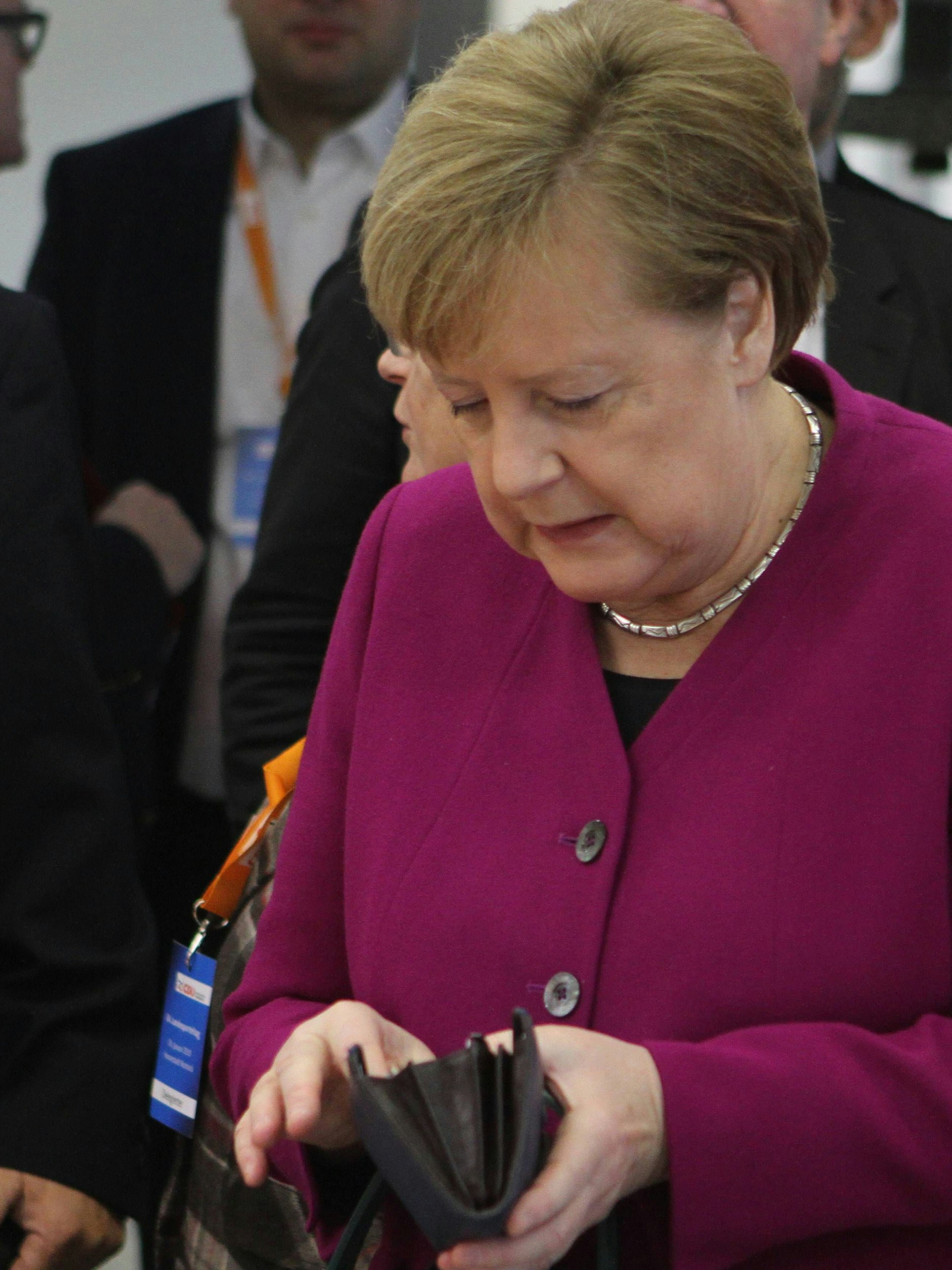 Die Geldbörse behält Angela Merkel jetzt lieber im Auge.