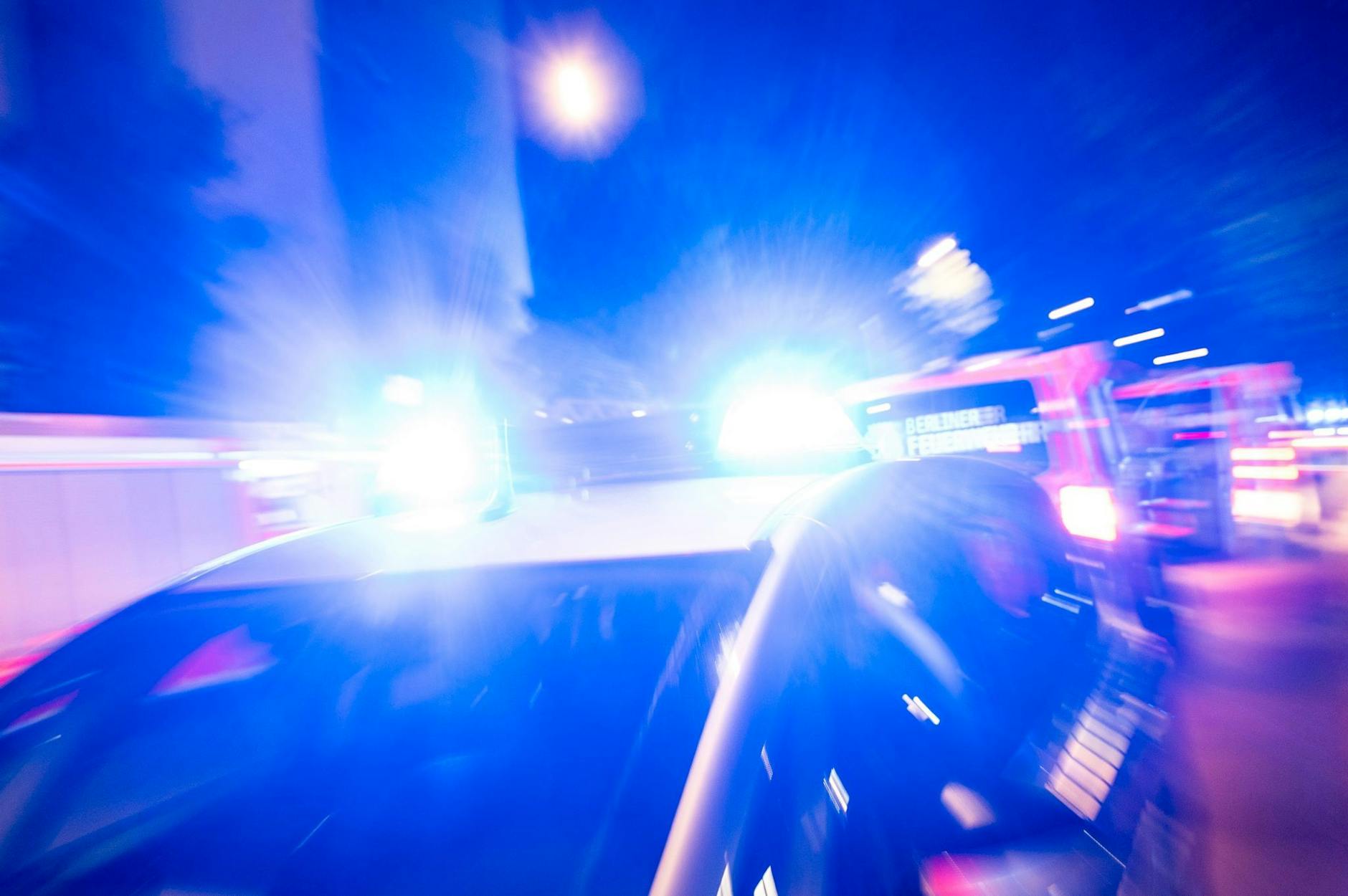 ARCHIV - Ein Streifenwagen der Polizei steht mit Blaulicht an einem Einsatzort.
