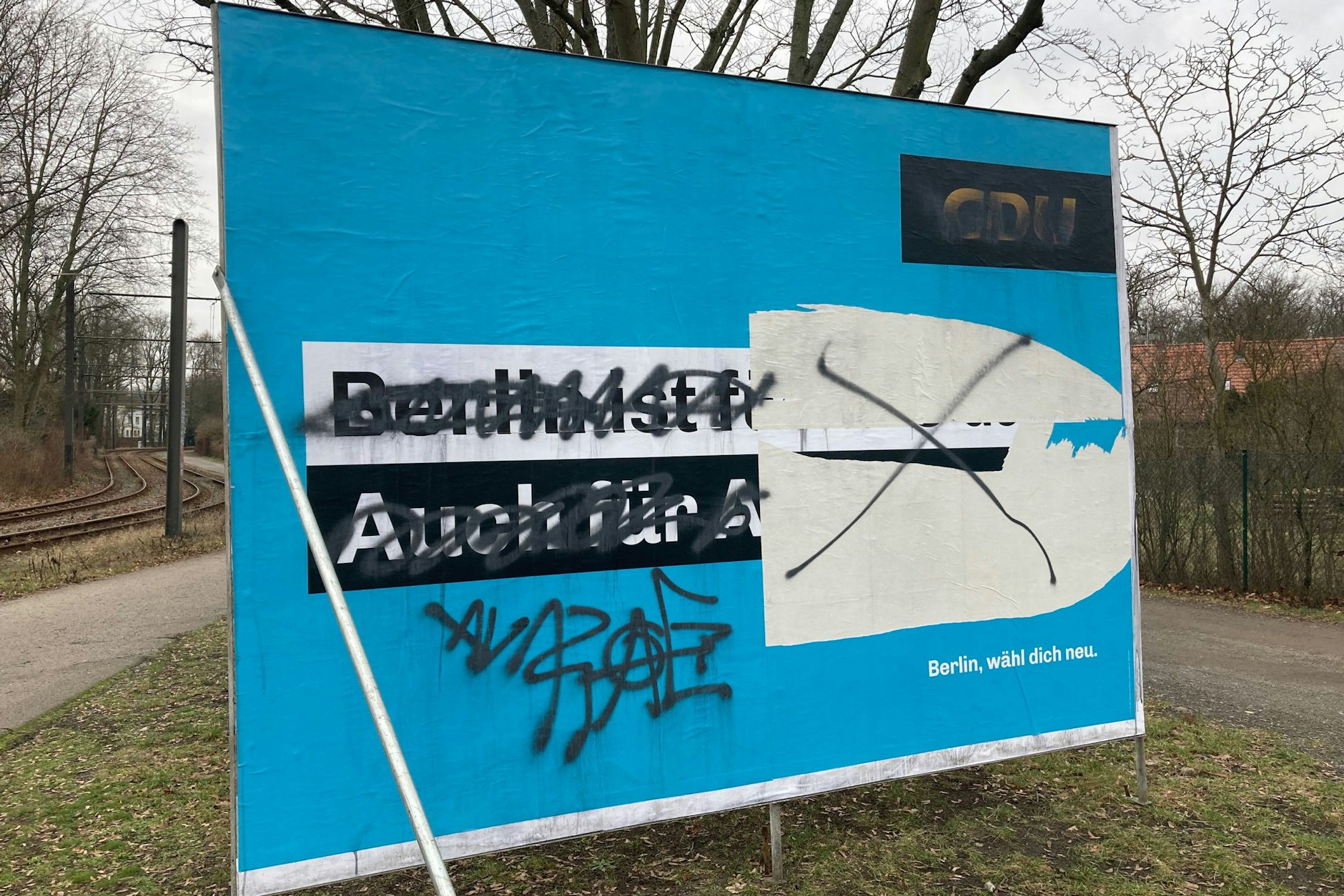Da hat sich jemand richtig Mühe gegeben beim Zerstören eines CDU-Wahlplakats in Berlin-Köpenick.