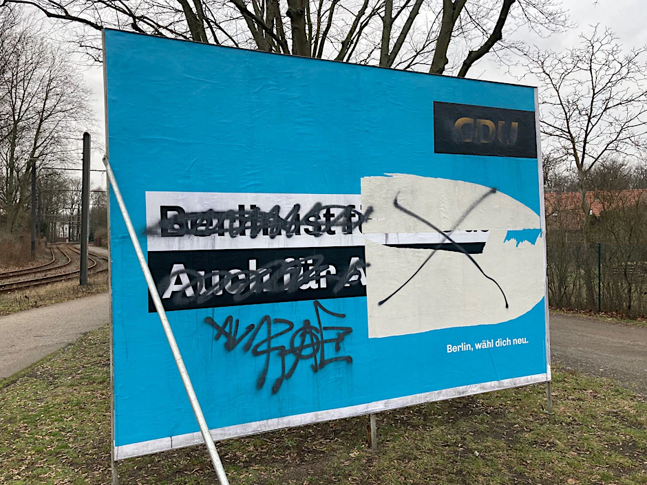 Da hat sich jemand richtig Mühe gegeben beim Zerstören eines CDU-Wahlplakats in Berlin-Köpenick.