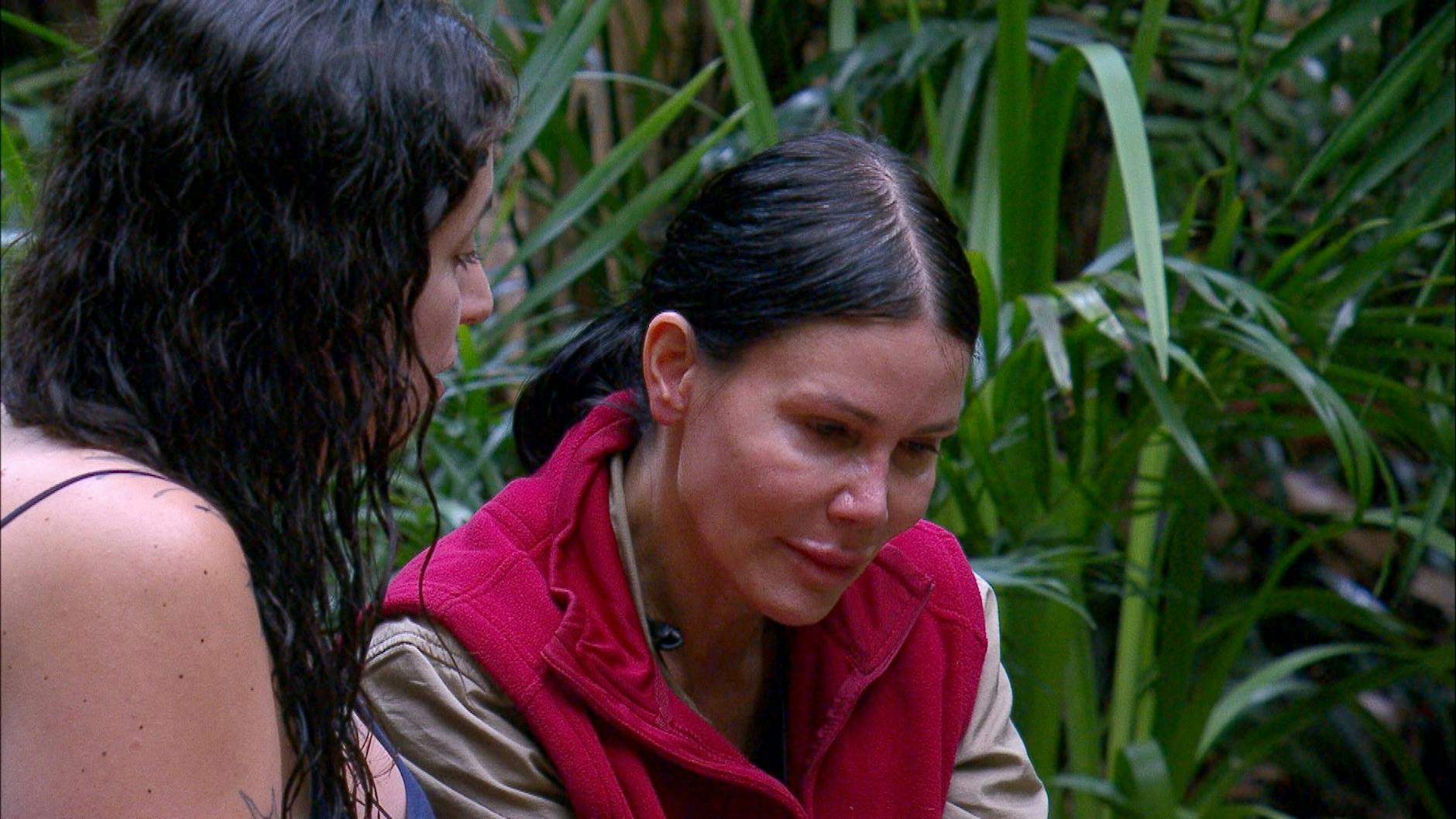 Nach der doppelten Nachtschicht startet Djamila Rowe (r.) emotional in den Dschungelcamp-Morgen.