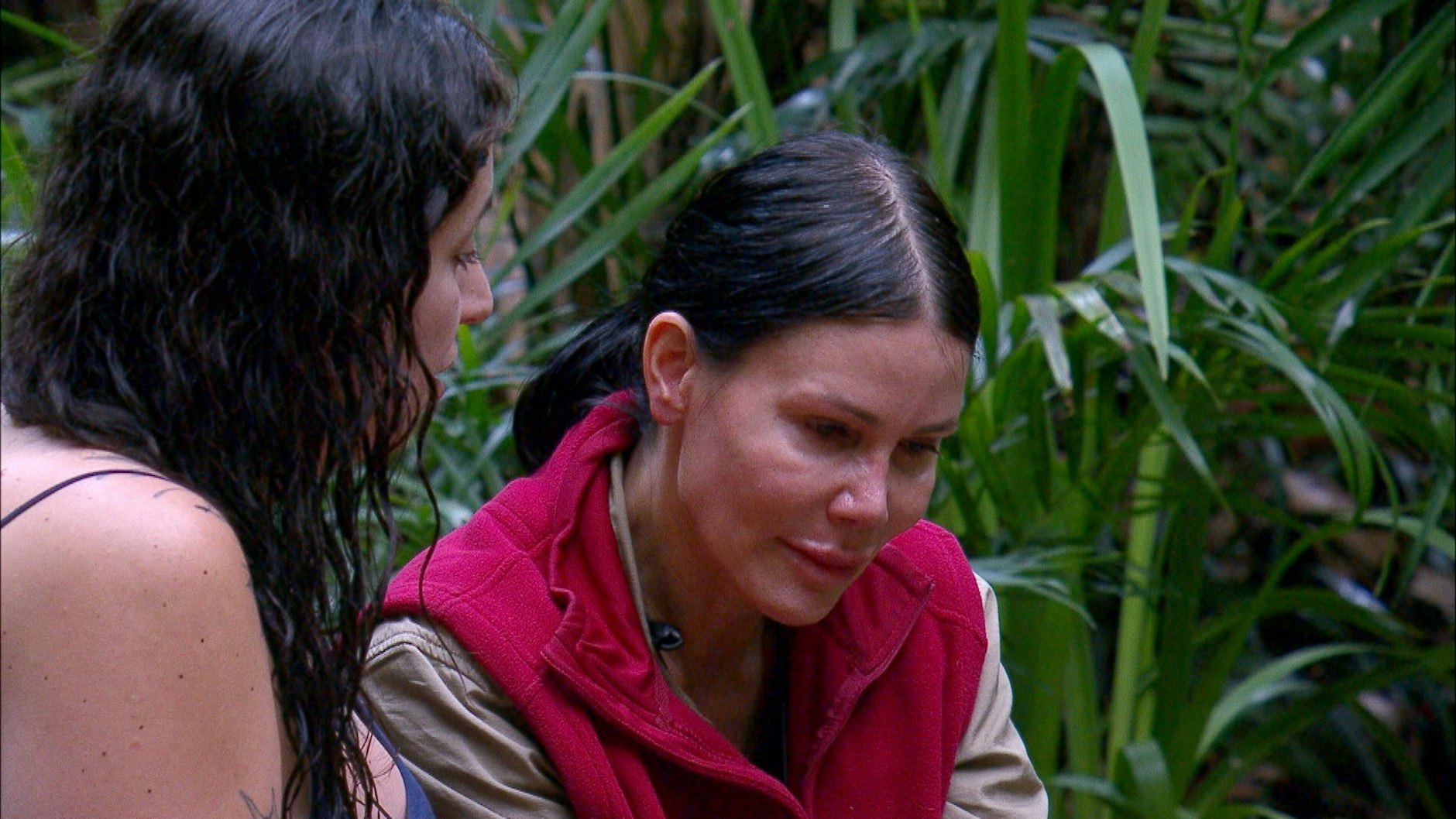 Nach der doppelten Nachtschicht startet Djamila Rowe (r.) emotional in den Dschungelcamp-Morgen.