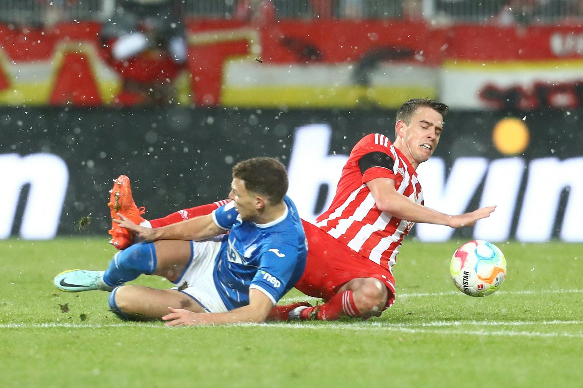 Die Zweikampfstärke von Janik Haberer (r.) wird auch am Mittwoch beim Union-Gastspiel in Bremen gefragt sein.