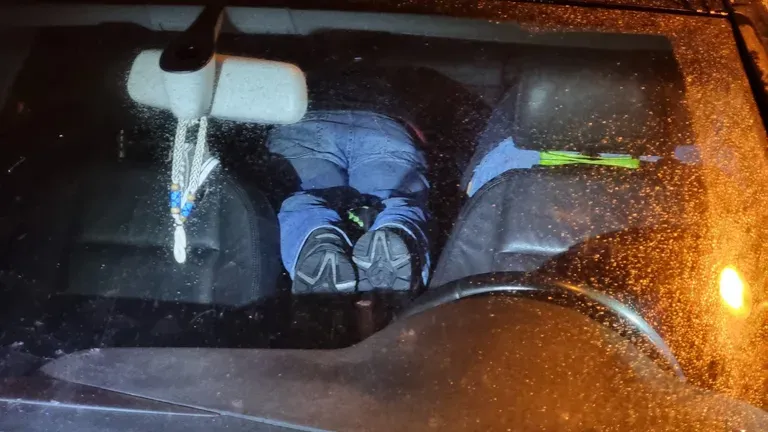 Peinlich-Trick fliegt auf: Zwei Männer (42) fliehen vor Polizei und stellen sich tot