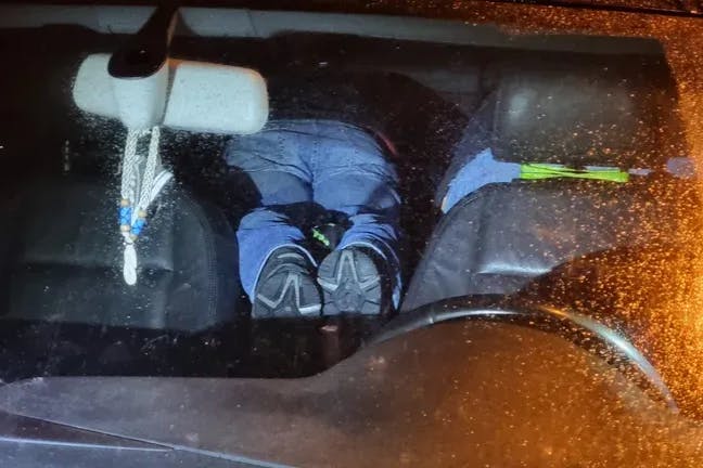 Dieses Foto der sich tot stellenden Männer hatte die Thüringer Polizei veröffentlicht.