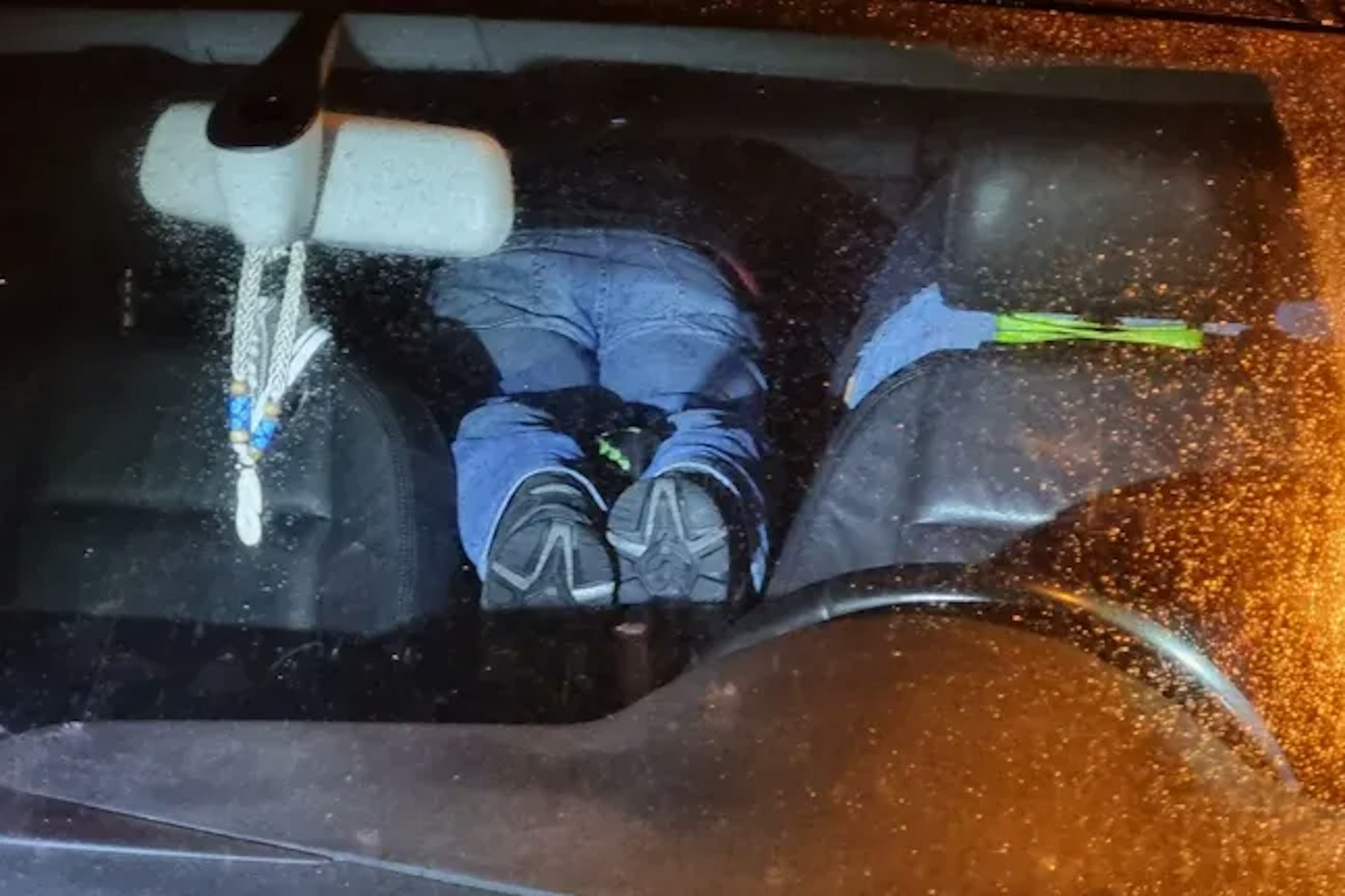 Dieses Foto der sich tot stellenden Männer hatte die Thüringer Polizei veröffentlicht.