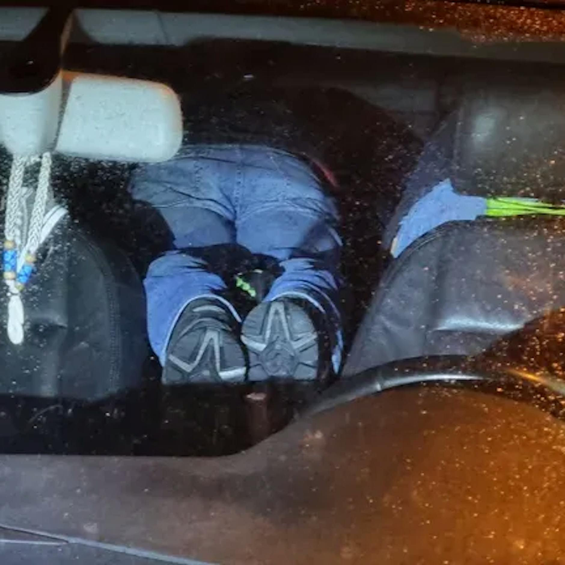 Peinlich-Trick fliegt auf: Zwei Männer (42) fliehen vor Polizei und stellen sich tot