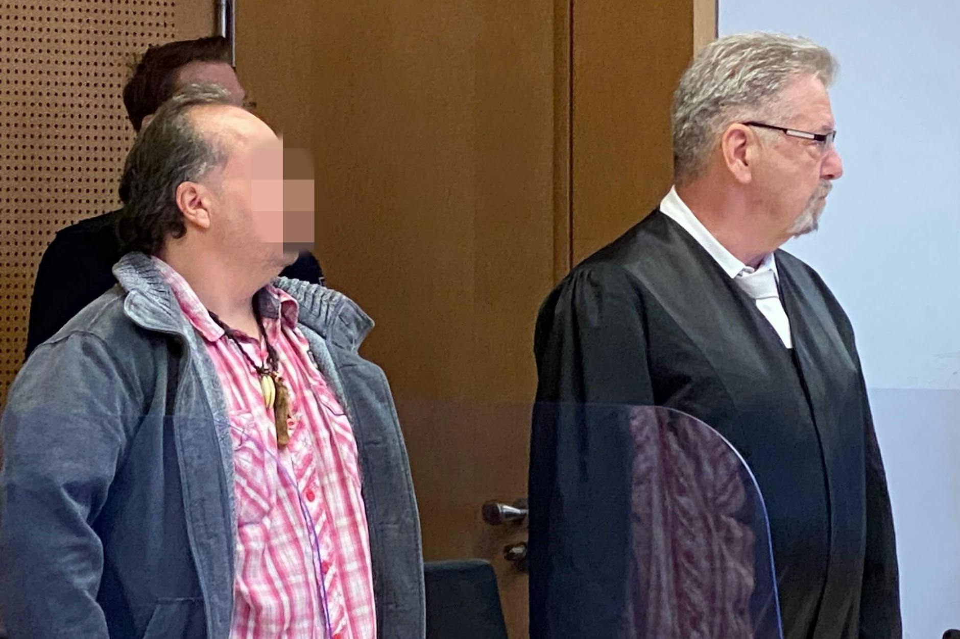 Sascha K. (l.) muss sich derzeit am Landgericht Frankfurt (Oder) wegen Mordes verantworten. Er wird von Anwalt Peter Parzyjegla vertreten.