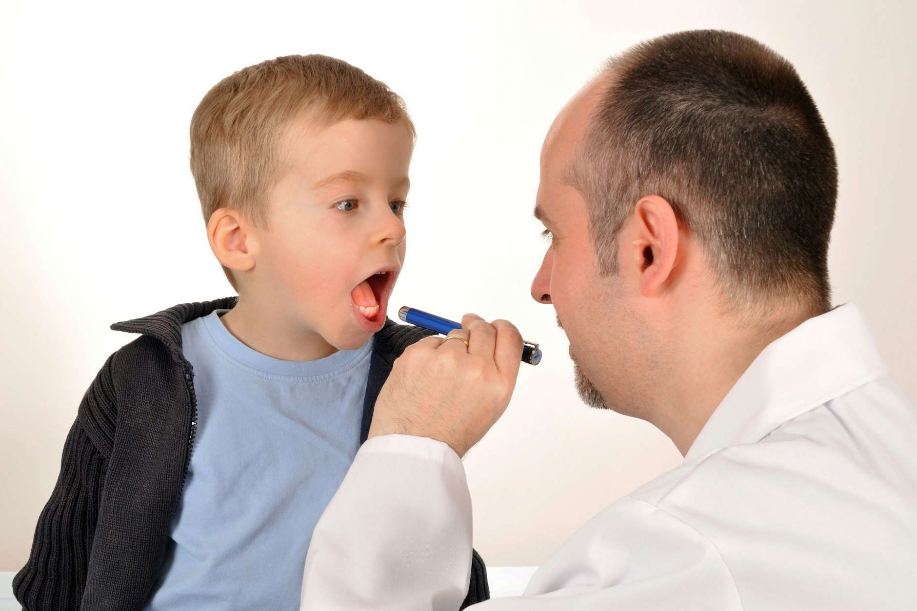 Der Blick in den Hals soll verraten, ob die Mandeln entfernt werden müssen. Wenn ja: Hals-Nasen-Ohrenärzte wollen diesen Eingriff nicht mehr vornehmen.