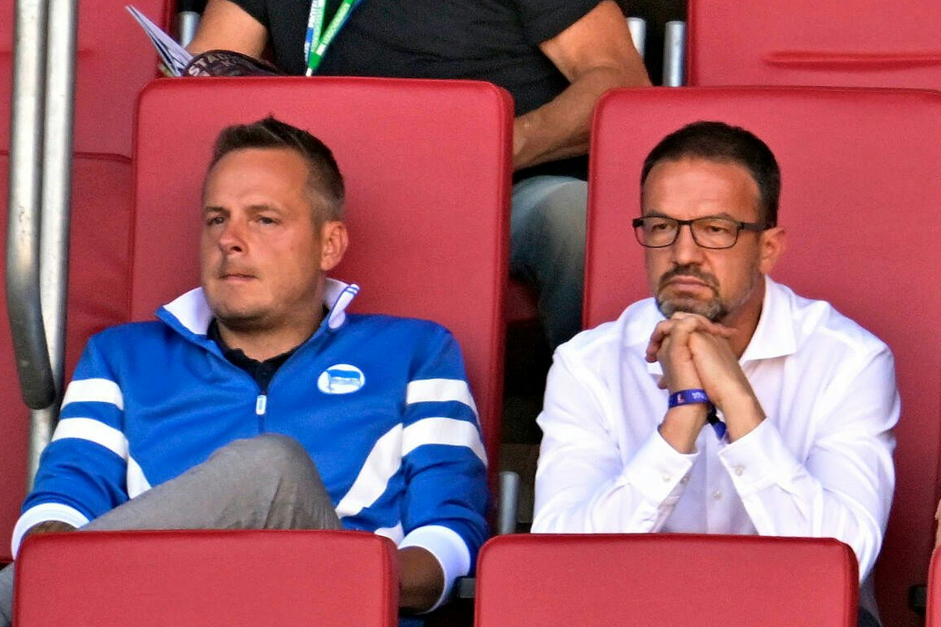 Scheinen weiter Gesprächsbedarf zu haben: Hertha-Präsident Kay Bernstein (42) und Manager Fredi Bobic (51).