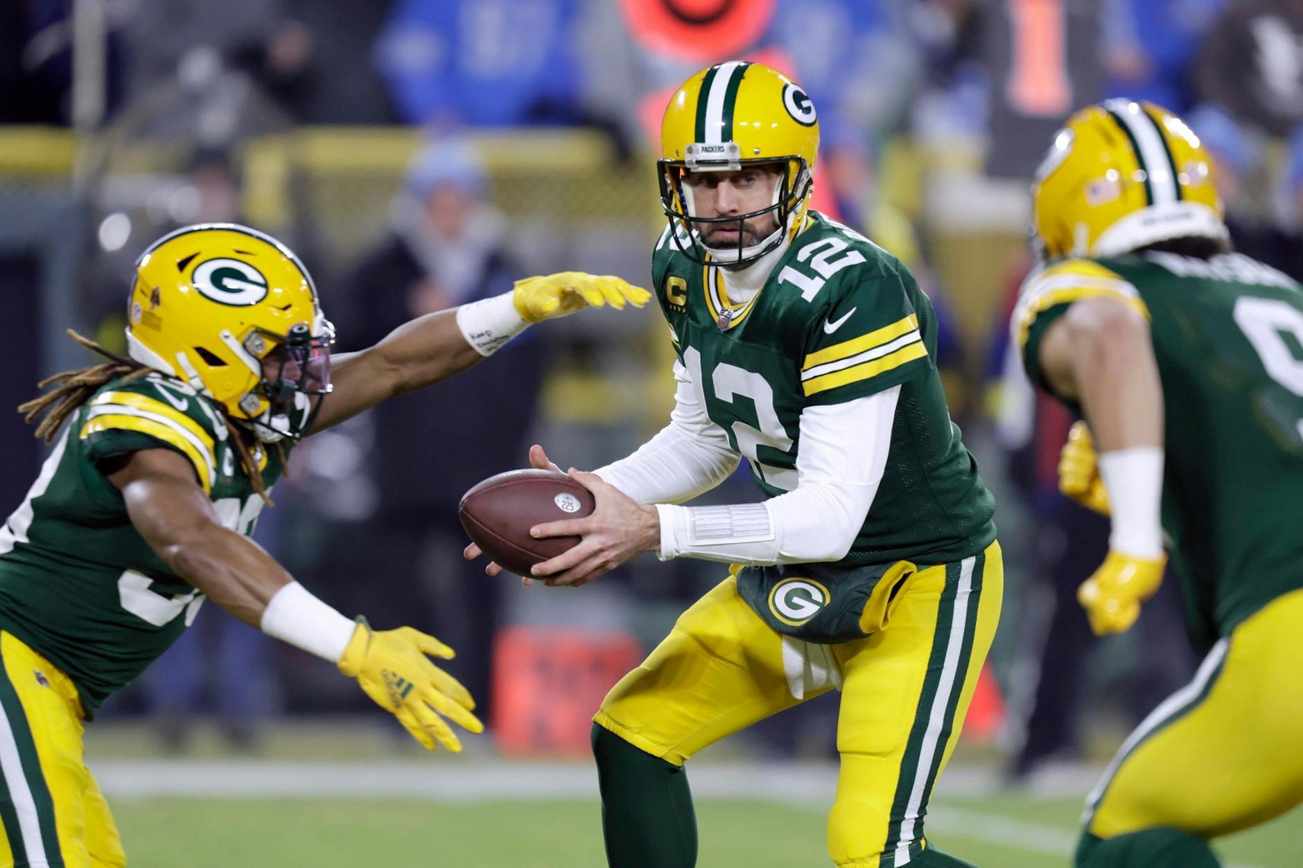 Quarterback Aaron Rodgers (M) und seine Green Bay Packers haben den Einzug in die NFL-Playoffs verpasst.