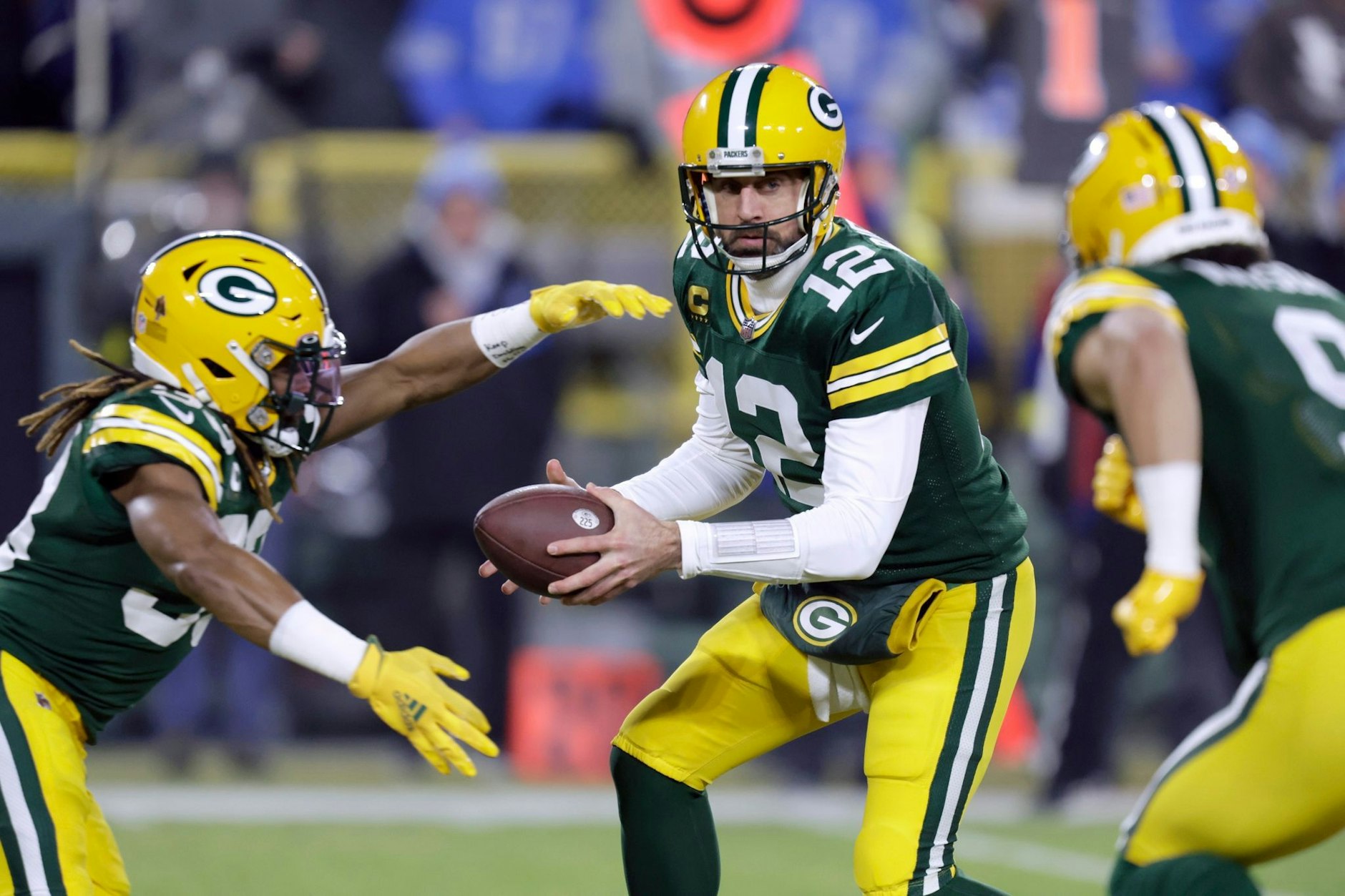 Quarterback Aaron Rodgers (M) und seine Green Bay Packers haben den Einzug in die NFL-Playoffs verpasst.  