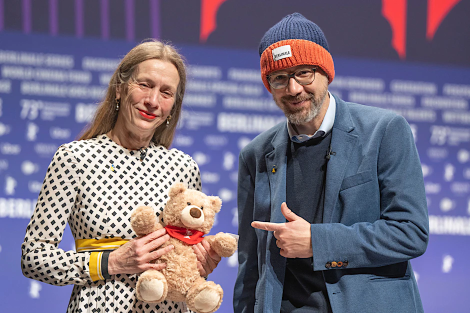 Das Leitungsduo der Berlinale, Mariette Rissenbeek und Carlo Chatrian, macht Späßchen für die Presse.