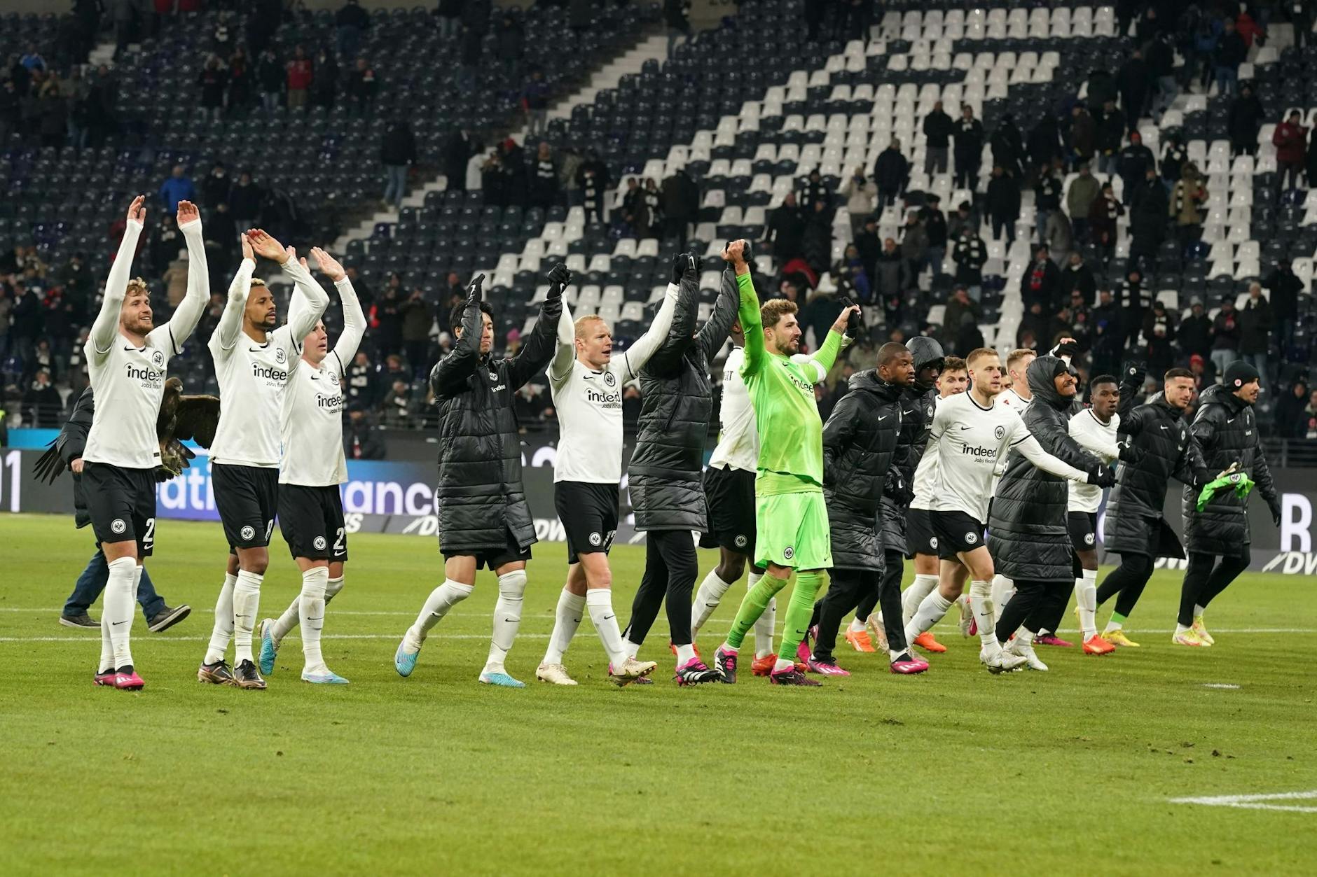 Frankfurts Spieler jubeln nach dem 3:0-Sieg gegen den FC Schalke 04 mit den Fans.
