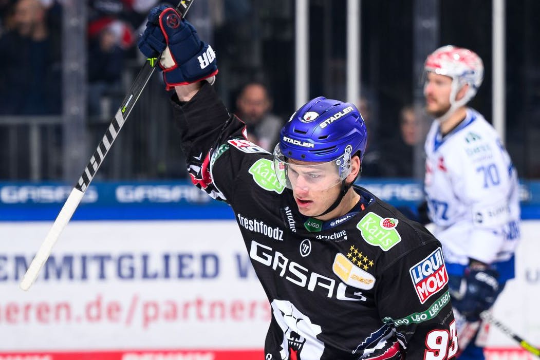Hoch die Hand: Leo Pföderl jubelt, seine Tore tun den Eisbären Berlin so richtig gut.