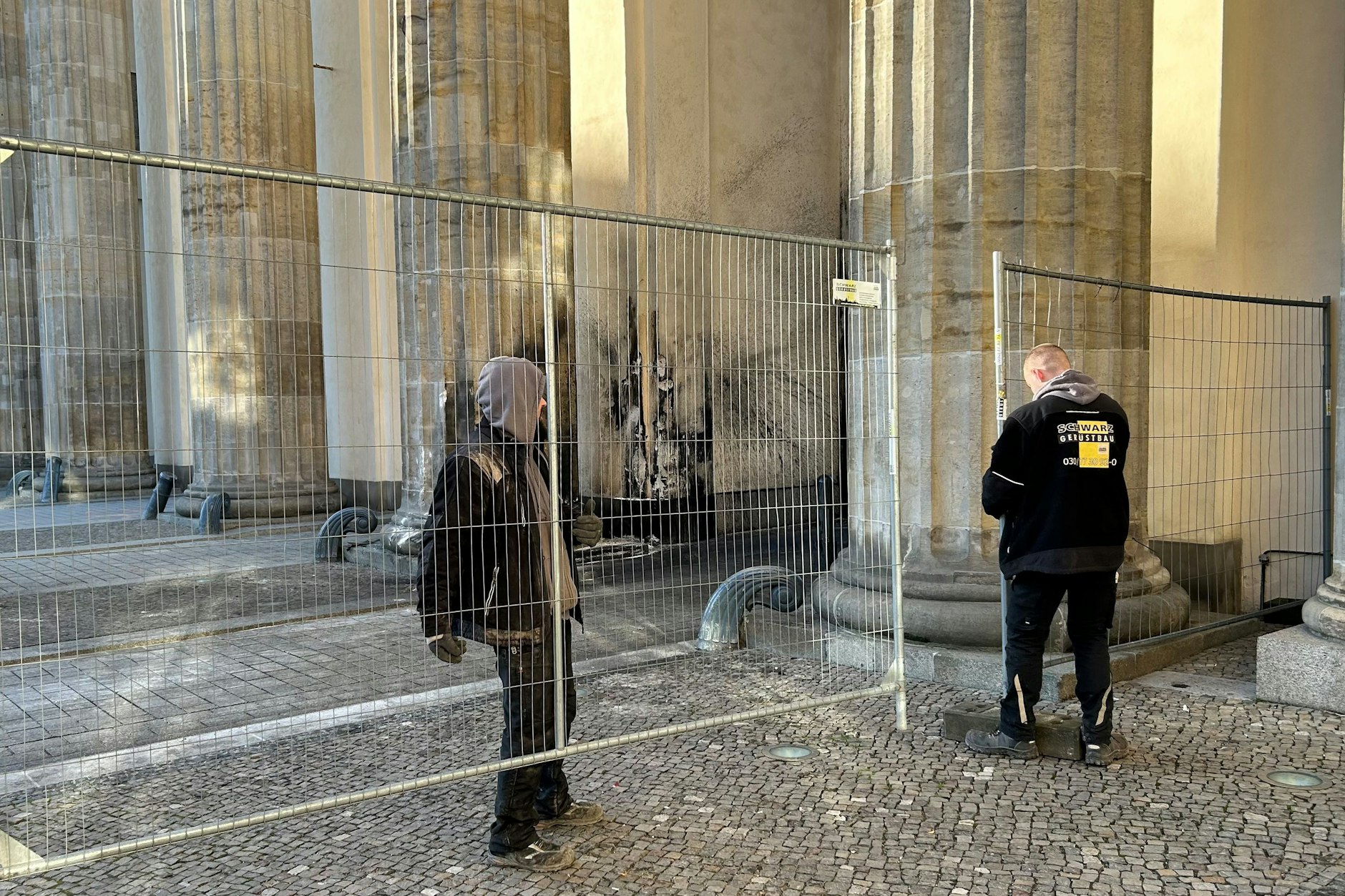Am Brandenburger Tor in Berlin-Mitte werden Bauzäune aufgestellt. Ein Auto war gegen eine Säule gerast.